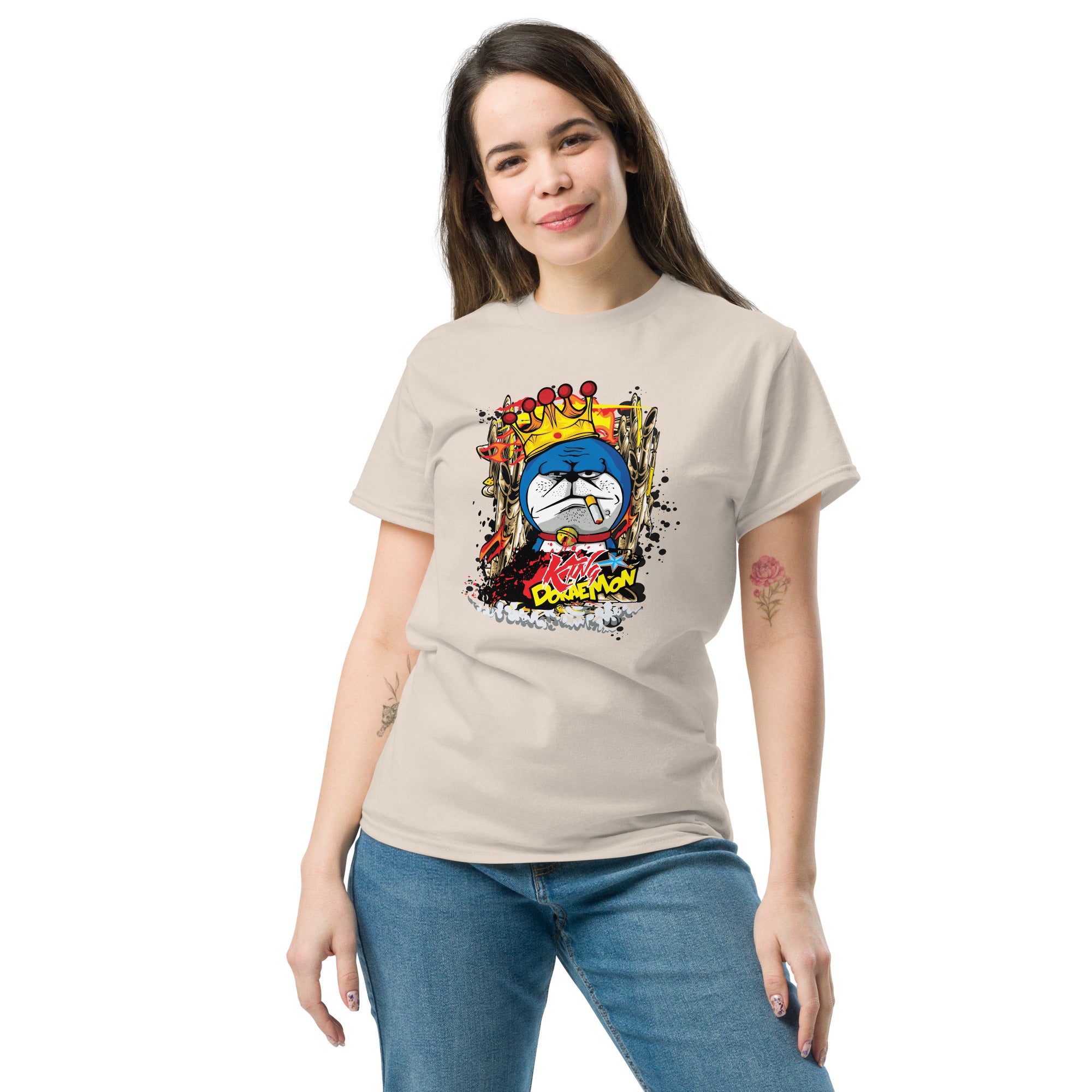 Foto di - T-shirt Stampata Unisex – 100% Cotone – Stile Streetwear e Confortevole – King Smoke Doraemon-DTG-Biiply