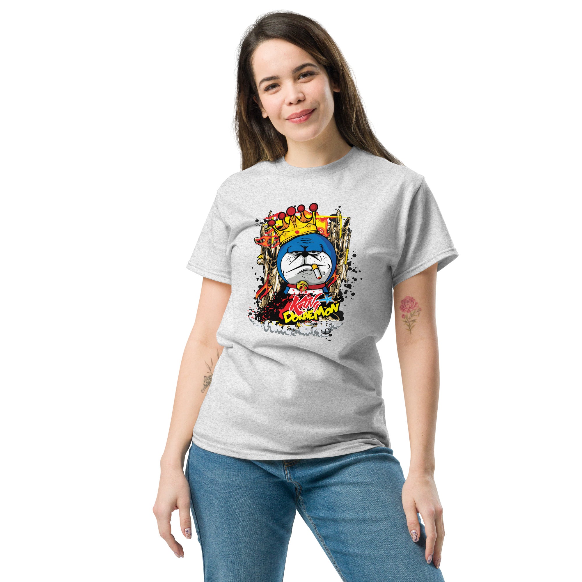 Foto di - T-shirt Stampata Unisex – 100% Cotone – Stile Streetwear e Confortevole – King Smoke Doraemon-DTG-Biiply