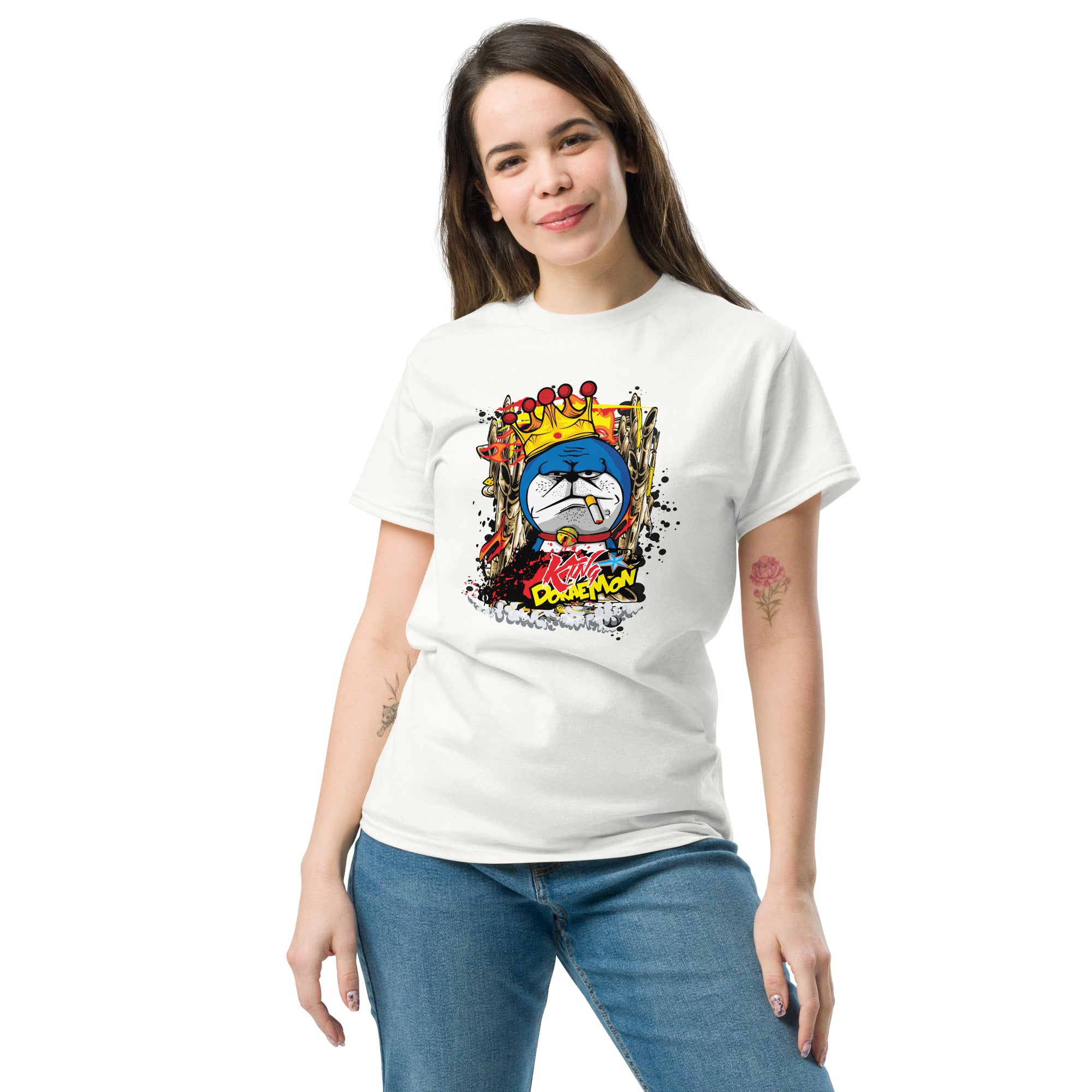 Foto di - T-shirt Stampata Unisex – 100% Cotone – Stile Streetwear e Confortevole – King Smoke Doraemon-DTG-Biiply