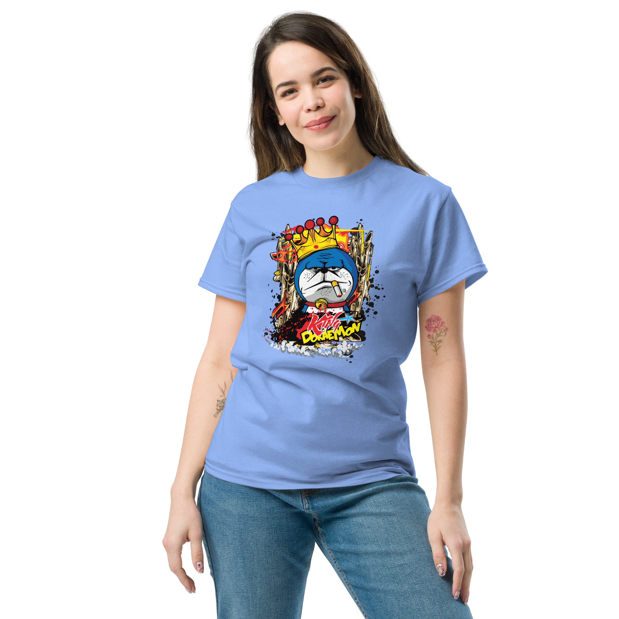 Foto di - T-shirt Stampata Unisex – 100% Cotone – Stile Streetwear e Confortevole – King Smoke Doraemon-DTG-Biiply