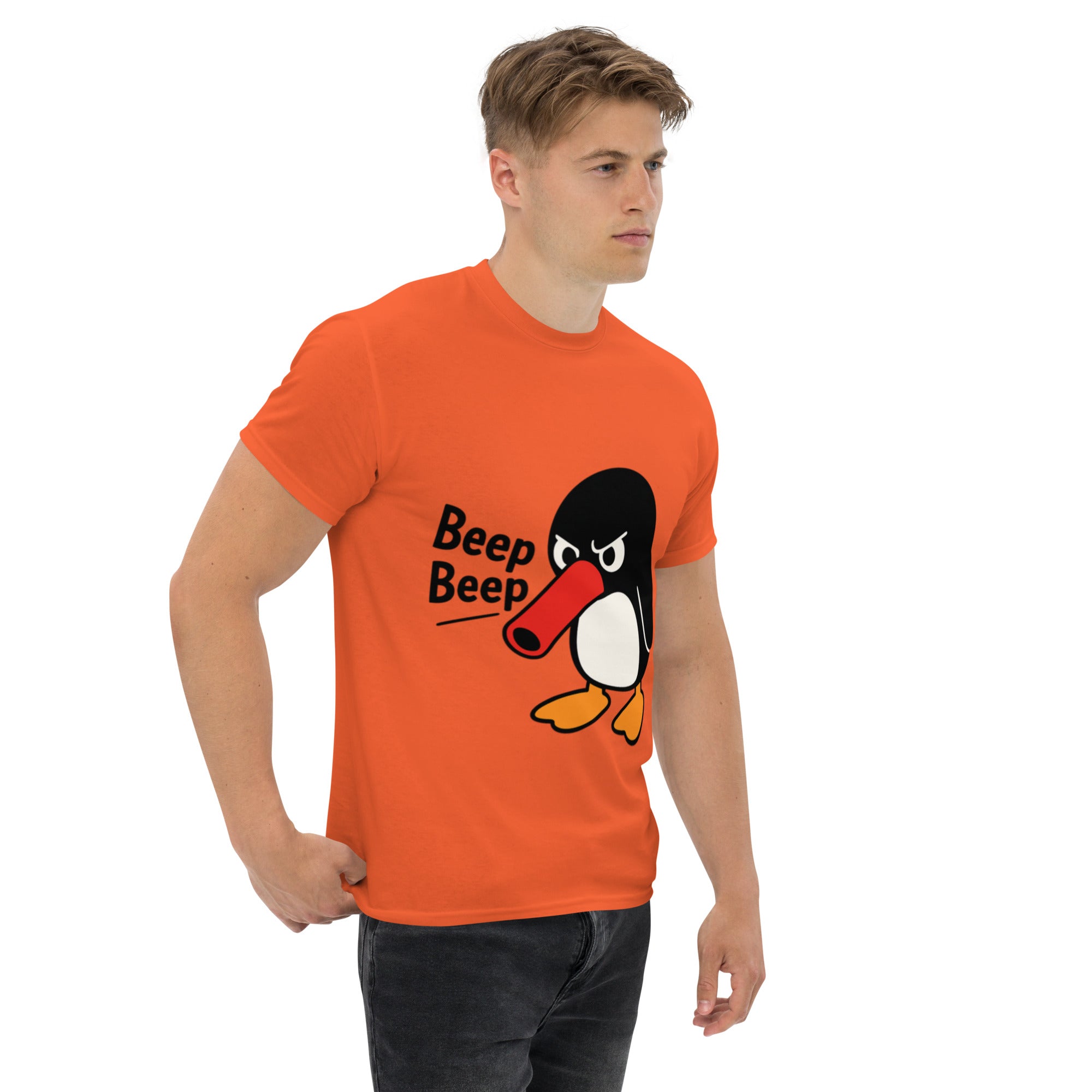 Foto di - T-shirt Stampata Unisex – 100% Cotone – Stile Streetwear e Confortevole – Pinguino Arrabbiato Beep Beep-DTG-Biiply
