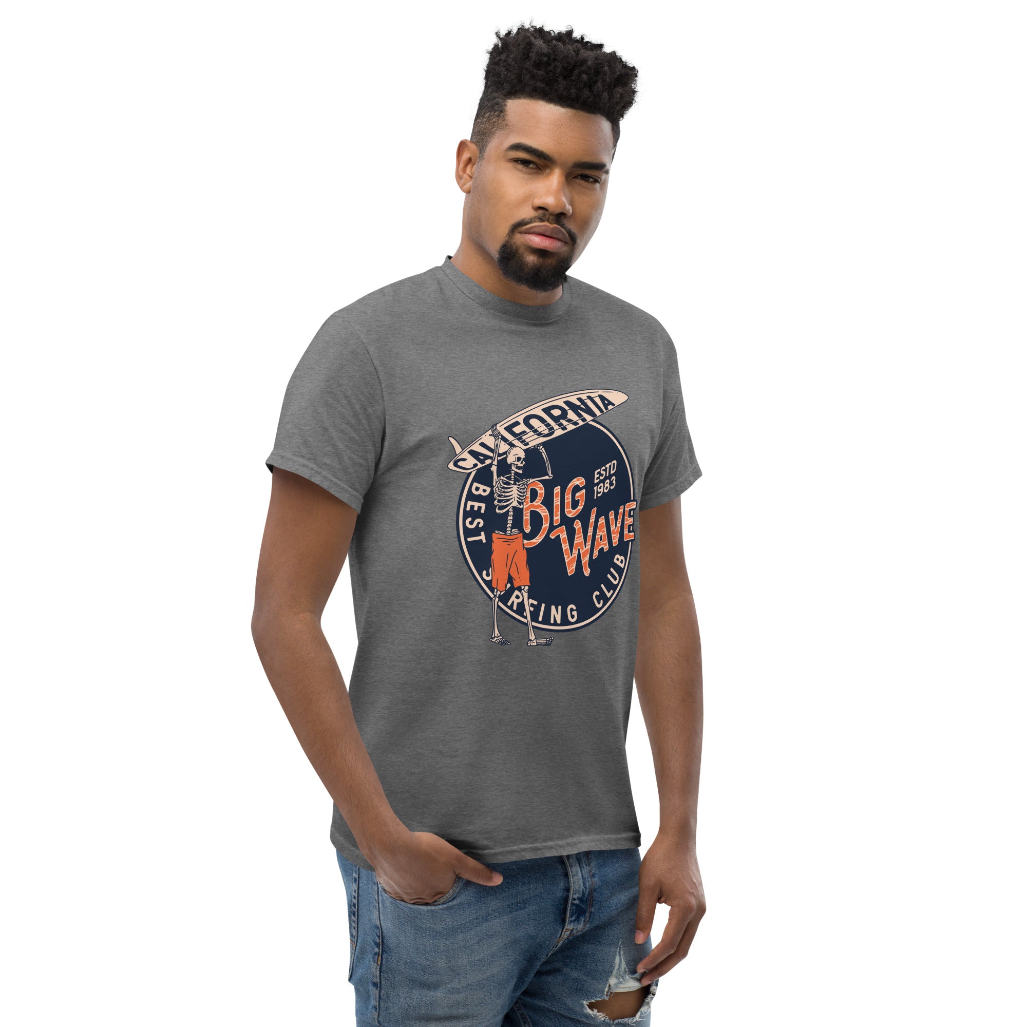 Foto di - T-shirt Stampata Unisex – 100% Cotone – Stile Streetwear e Confortevole – Scheletro surfista-DTG-Biiply