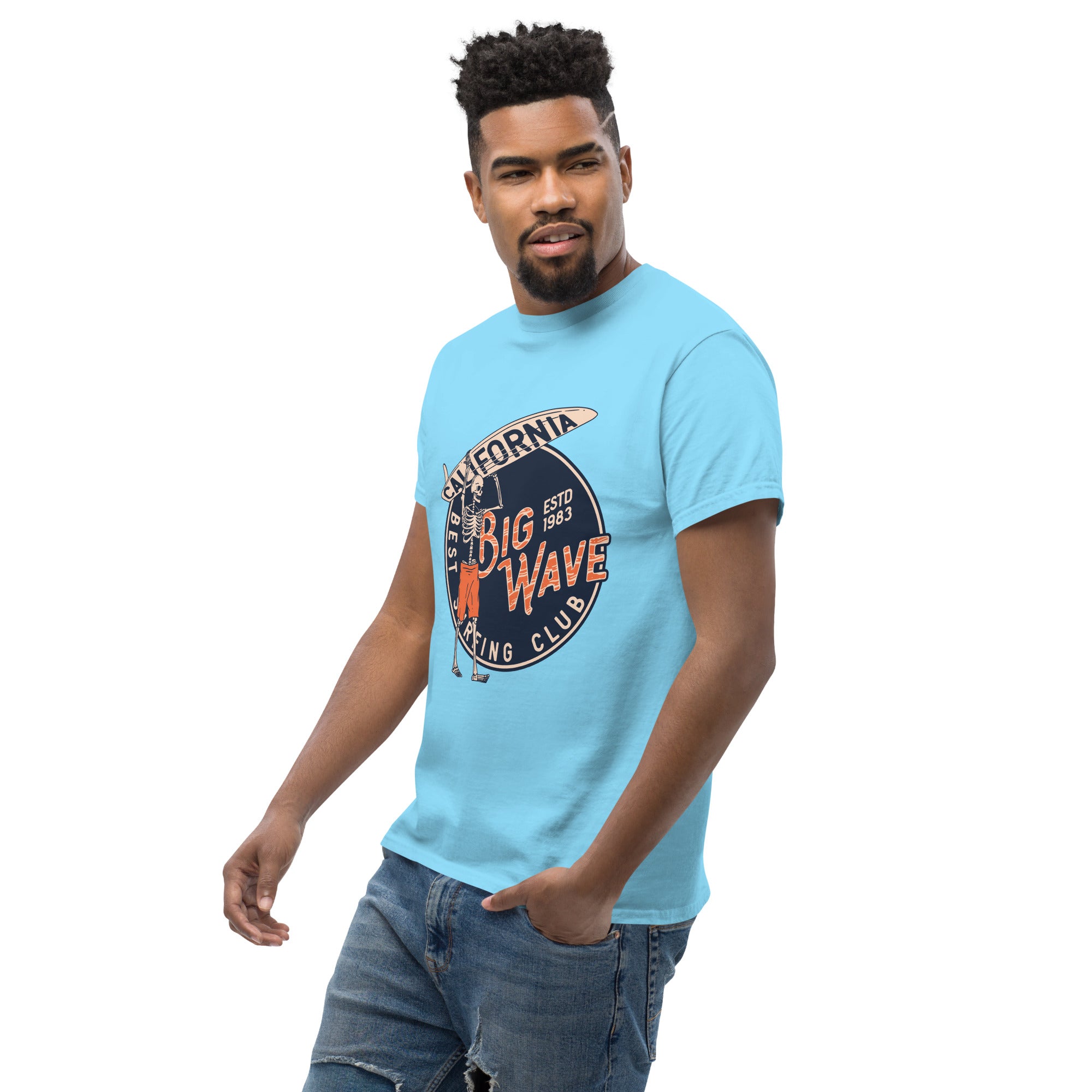 Foto di - T-shirt Stampata Unisex – 100% Cotone – Stile Streetwear e Confortevole – Scheletro surfista-DTG-Biiply