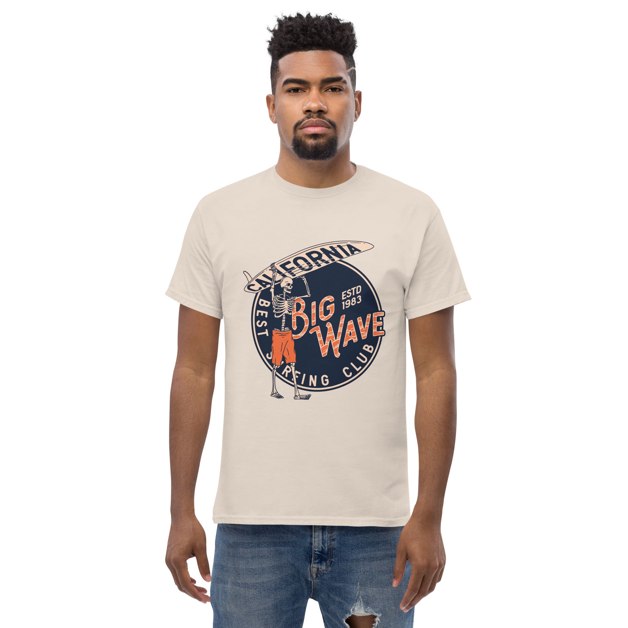 Foto di - T-shirt Stampata Unisex – 100% Cotone – Stile Streetwear e Confortevole – Scheletro surfista-DTG-Biiply