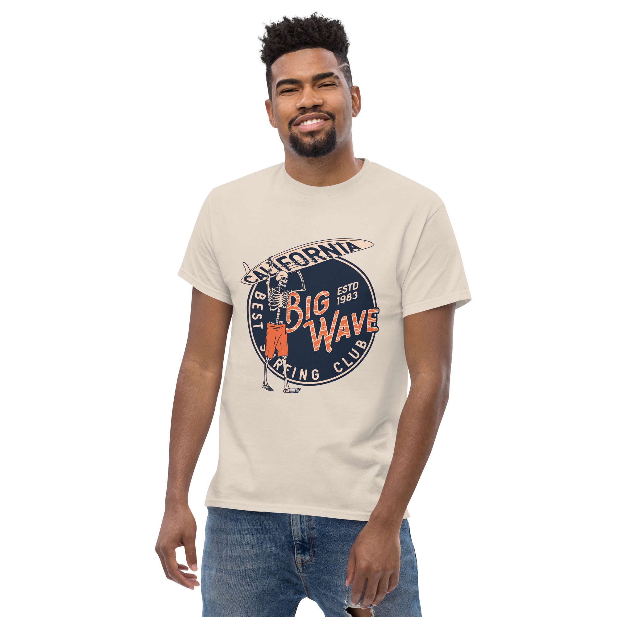 Foto di - T-shirt Stampata Unisex – 100% Cotone – Stile Streetwear e Confortevole – Scheletro surfista-DTG-Biiply