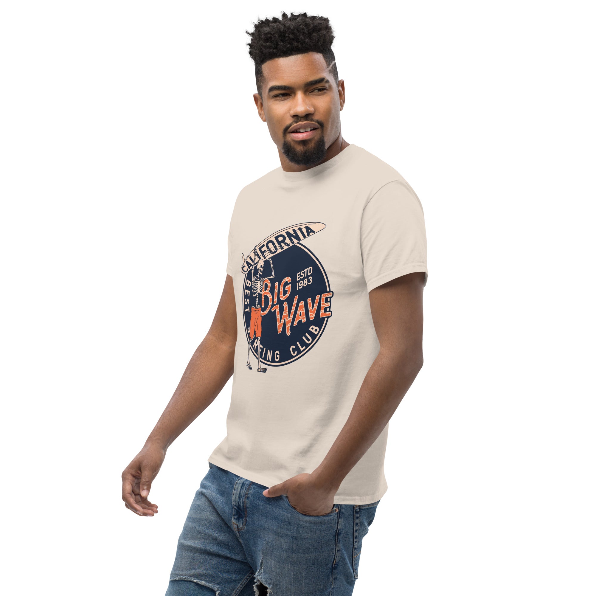 Foto di - T-shirt Stampata Unisex – 100% Cotone – Stile Streetwear e Confortevole – Scheletro surfista-DTG-Biiply