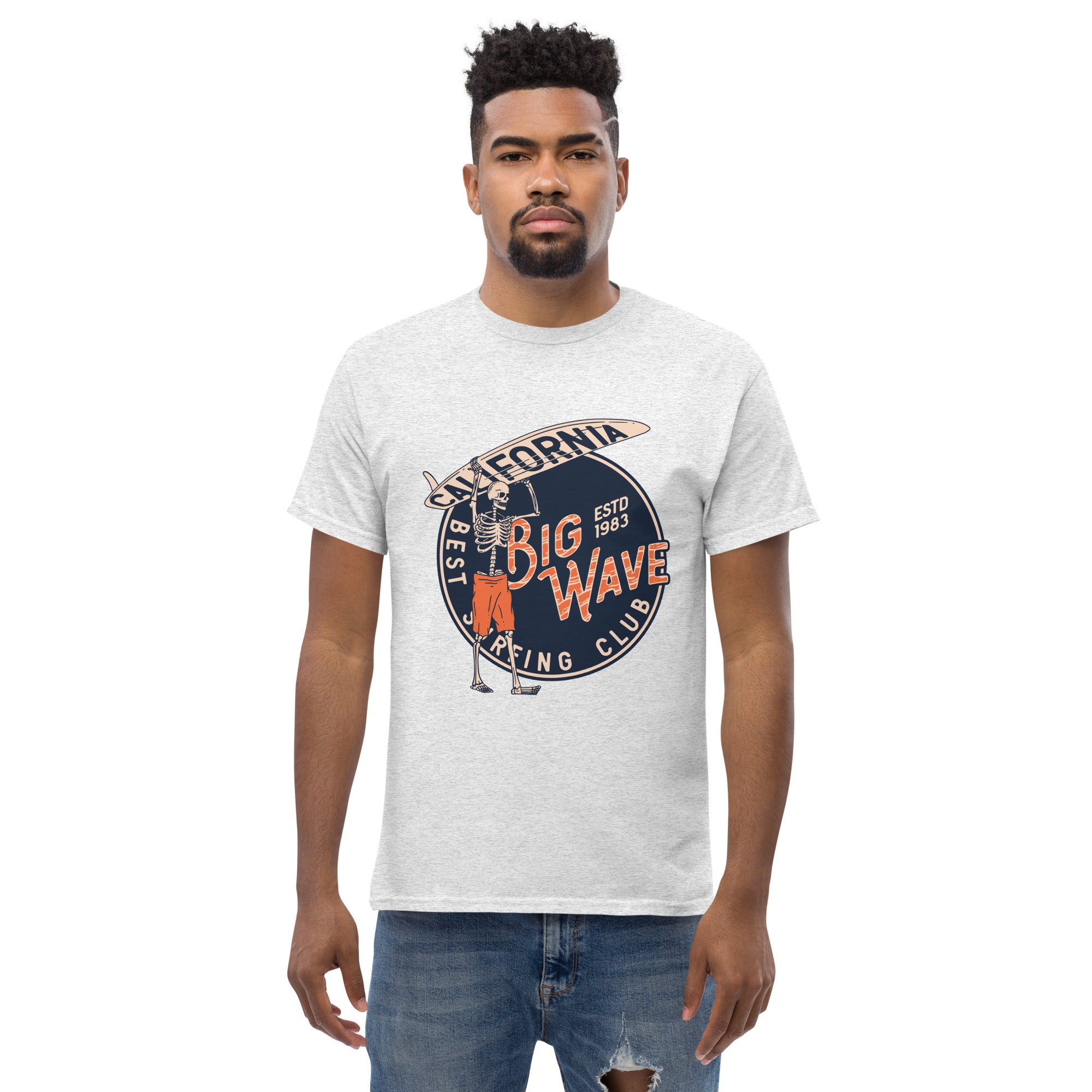 Foto di - T-shirt Stampata Unisex – 100% Cotone – Stile Streetwear e Confortevole – Scheletro surfista-DTG-Biiply