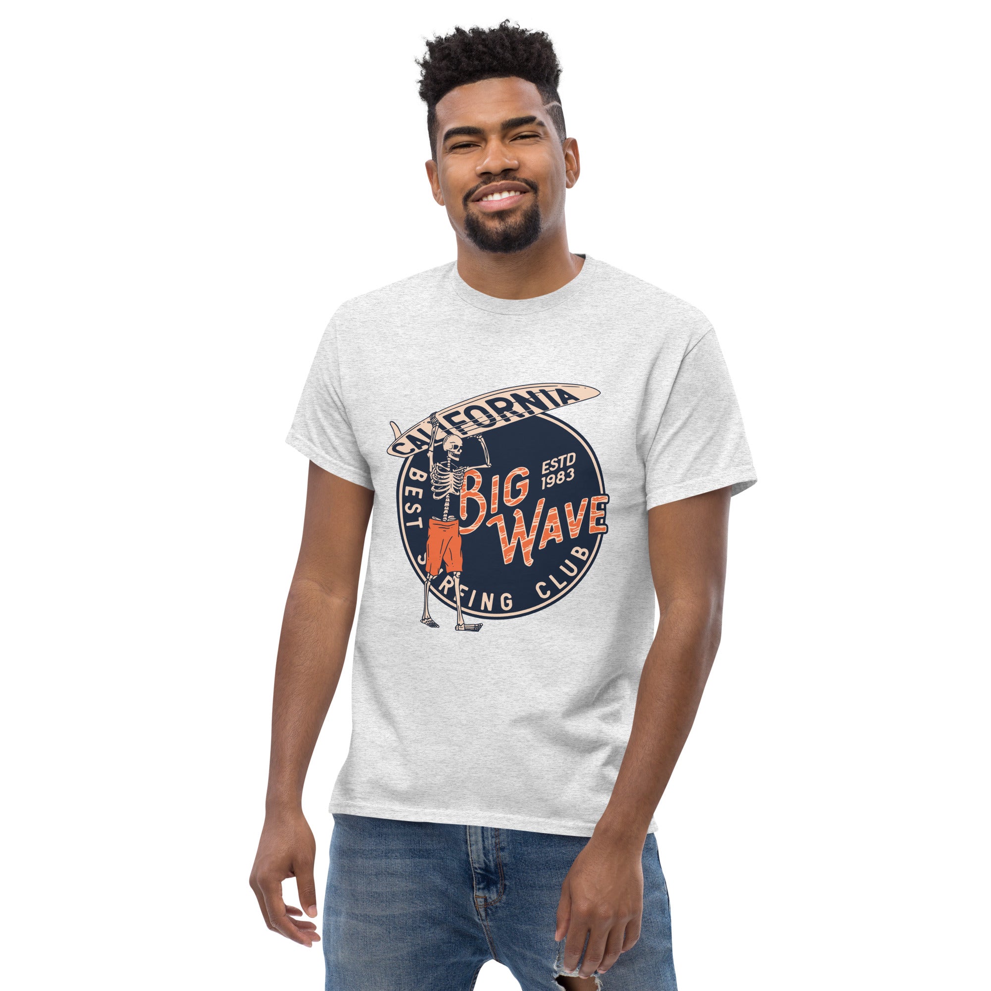 Foto di - T-shirt Stampata Unisex – 100% Cotone – Stile Streetwear e Confortevole – Scheletro surfista-DTG-Biiply