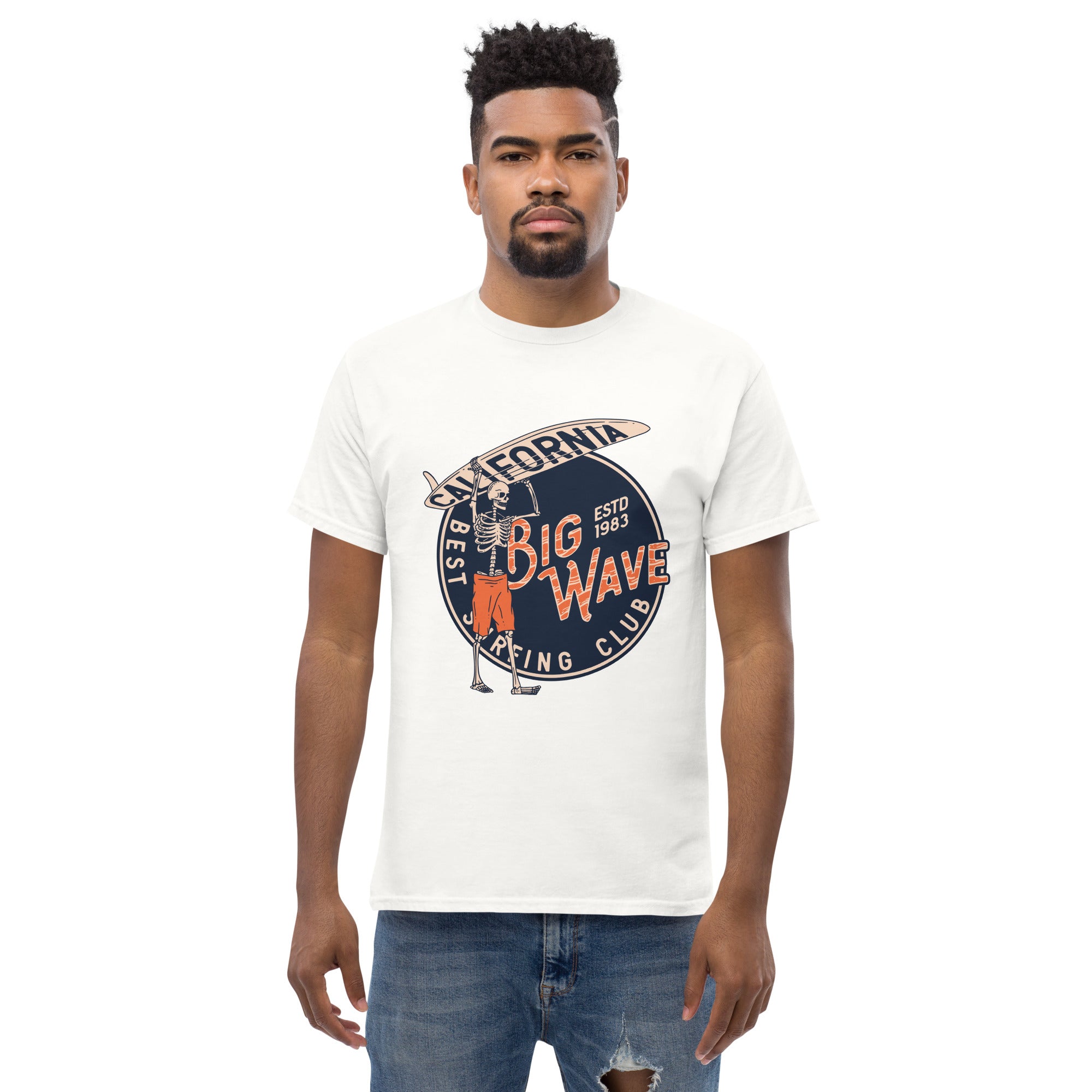 Foto di - T-shirt Stampata Unisex – 100% Cotone – Stile Streetwear e Confortevole – Scheletro surfista-DTG-Biiply