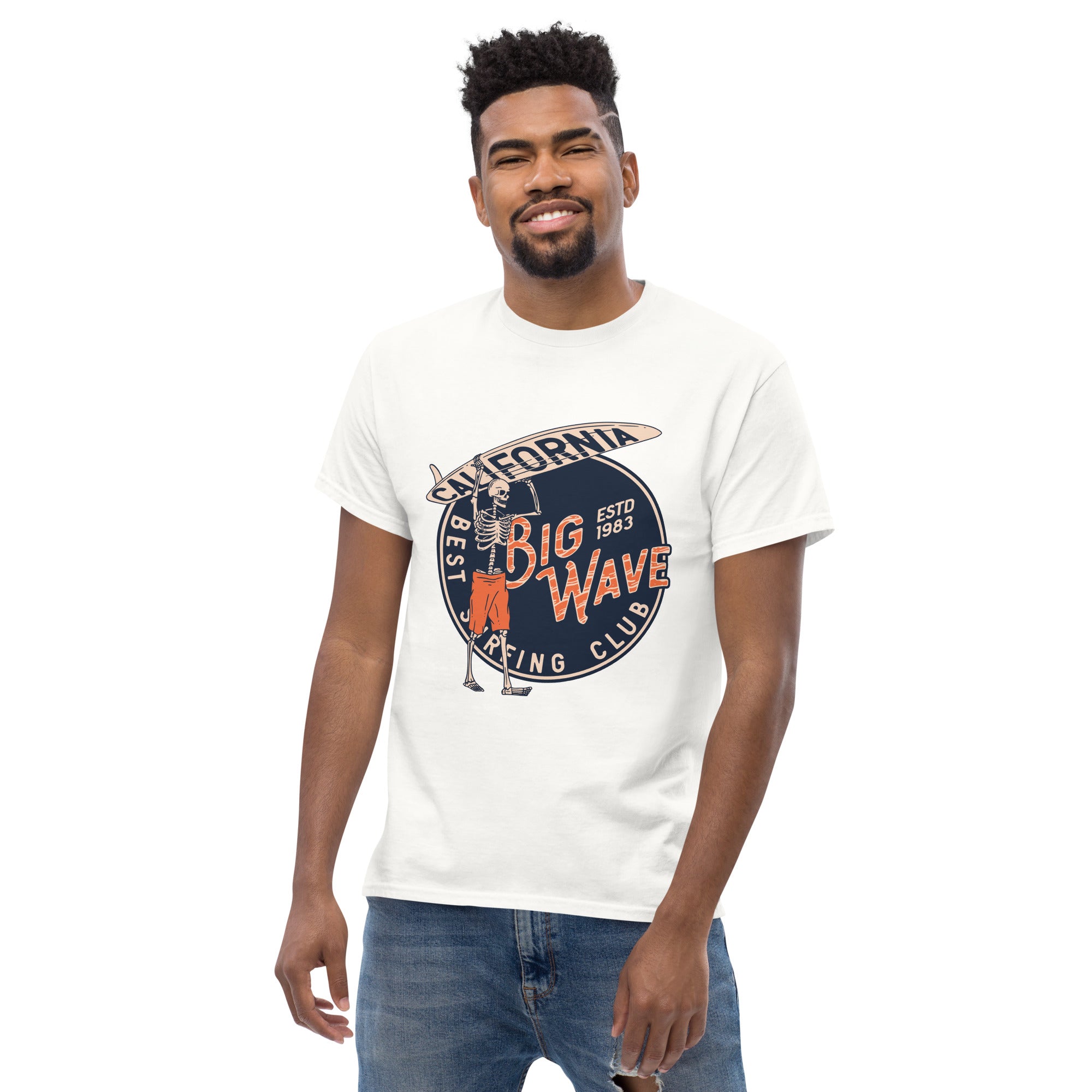 Foto di - T-shirt Stampata Unisex – 100% Cotone – Stile Streetwear e Confortevole – Scheletro surfista-DTG-Biiply