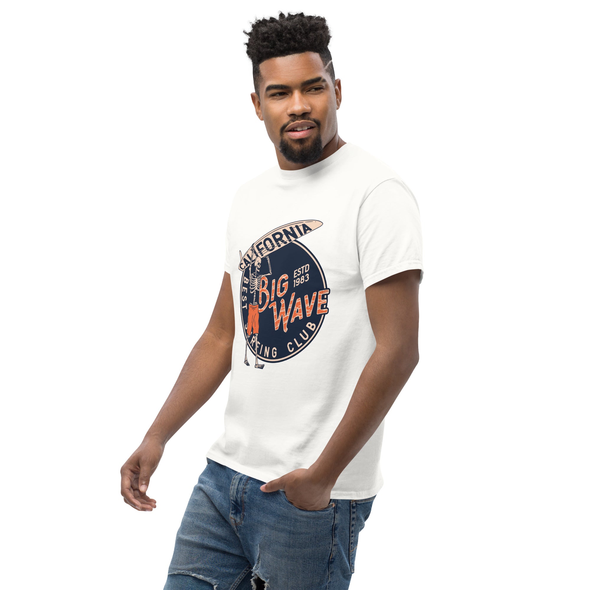 Foto di - T-shirt Stampata Unisex – 100% Cotone – Stile Streetwear e Confortevole – Scheletro surfista-DTG-Biiply