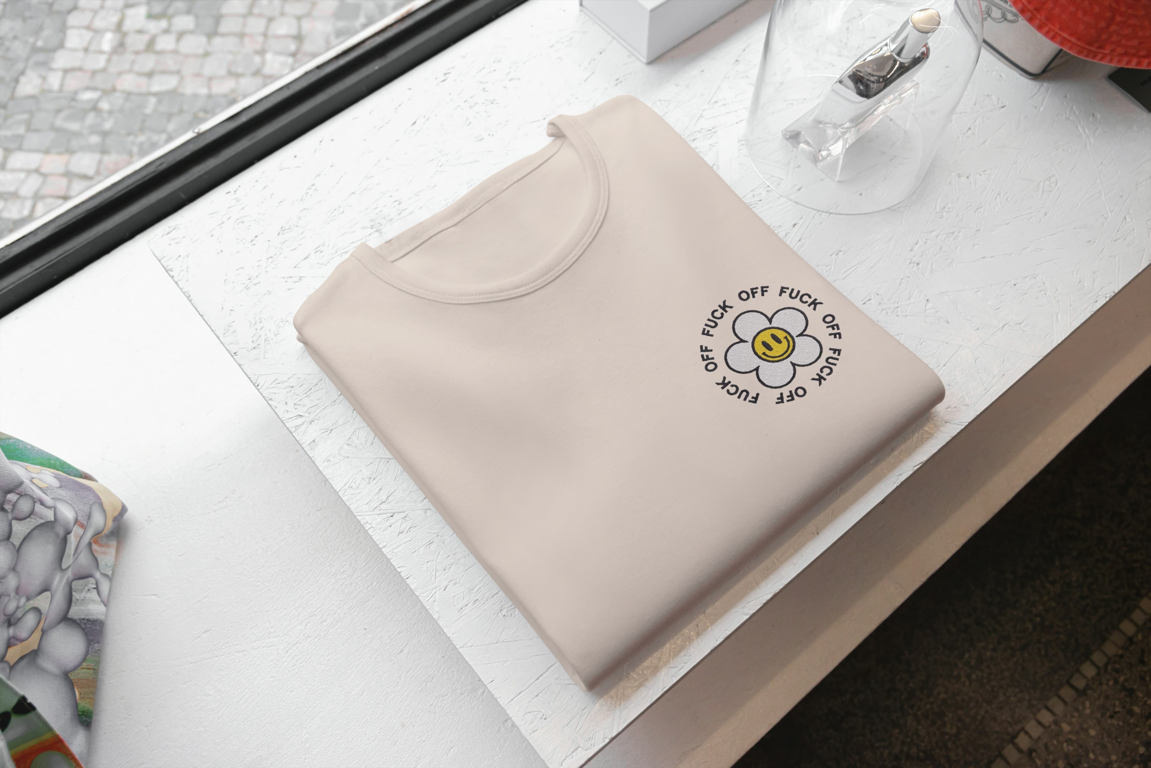 T-shirt Ricamata Unisex – 100% Cotone – Stile Streetwear e Confortevole – Fiorellino Fuck Off