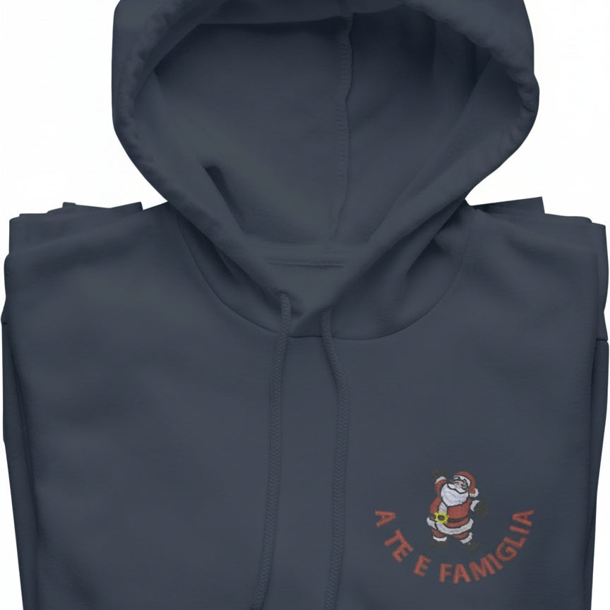 Felpa Ricamata Unisex – Morbida con Cappuccio e Tasca Frontale – Stile Streetwear – Happy Babbo Natale A te e famiglia