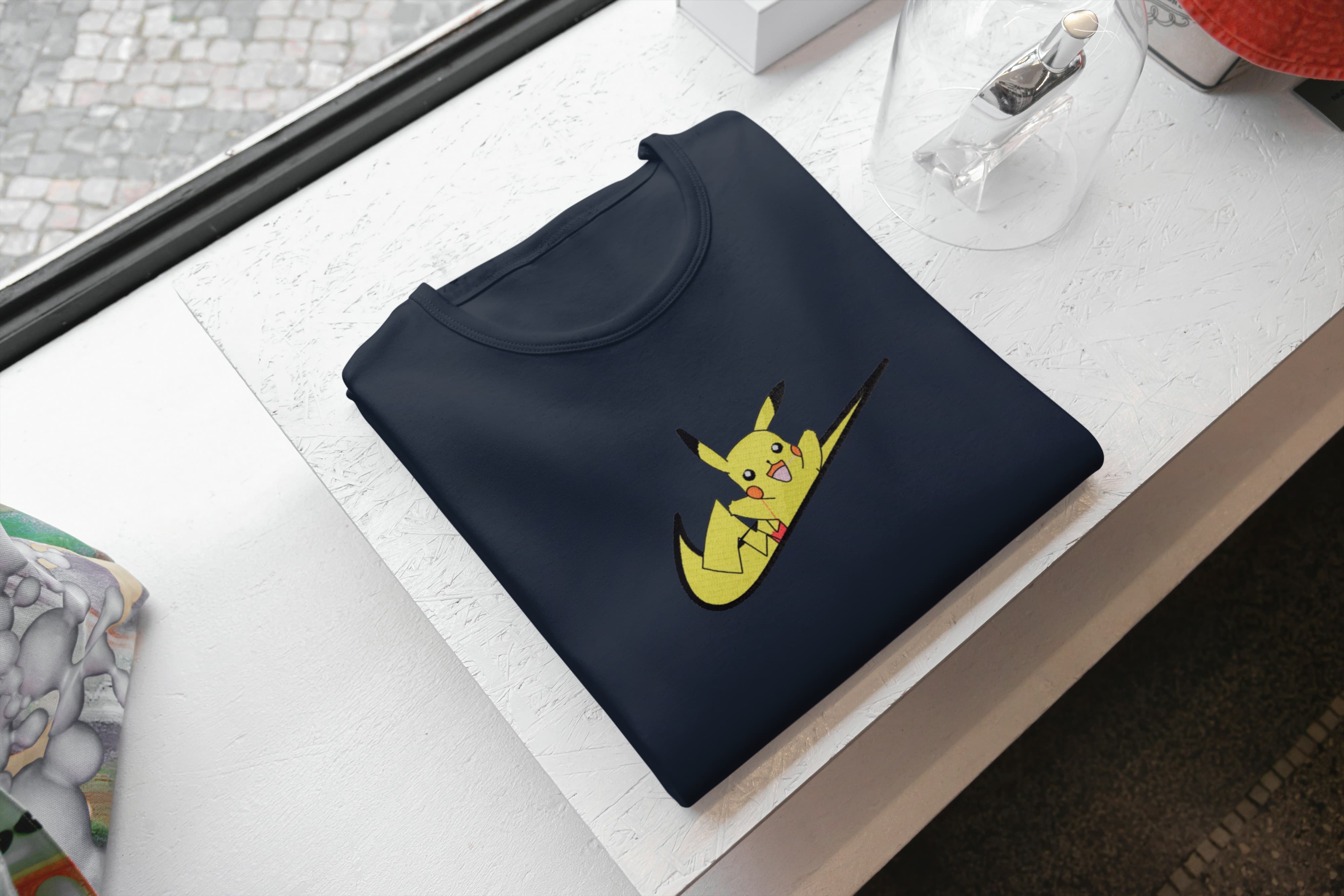 T-Shirt Unisex Ricamata 100% Cotone – Confortevole – Design Swoosh Pikachu
