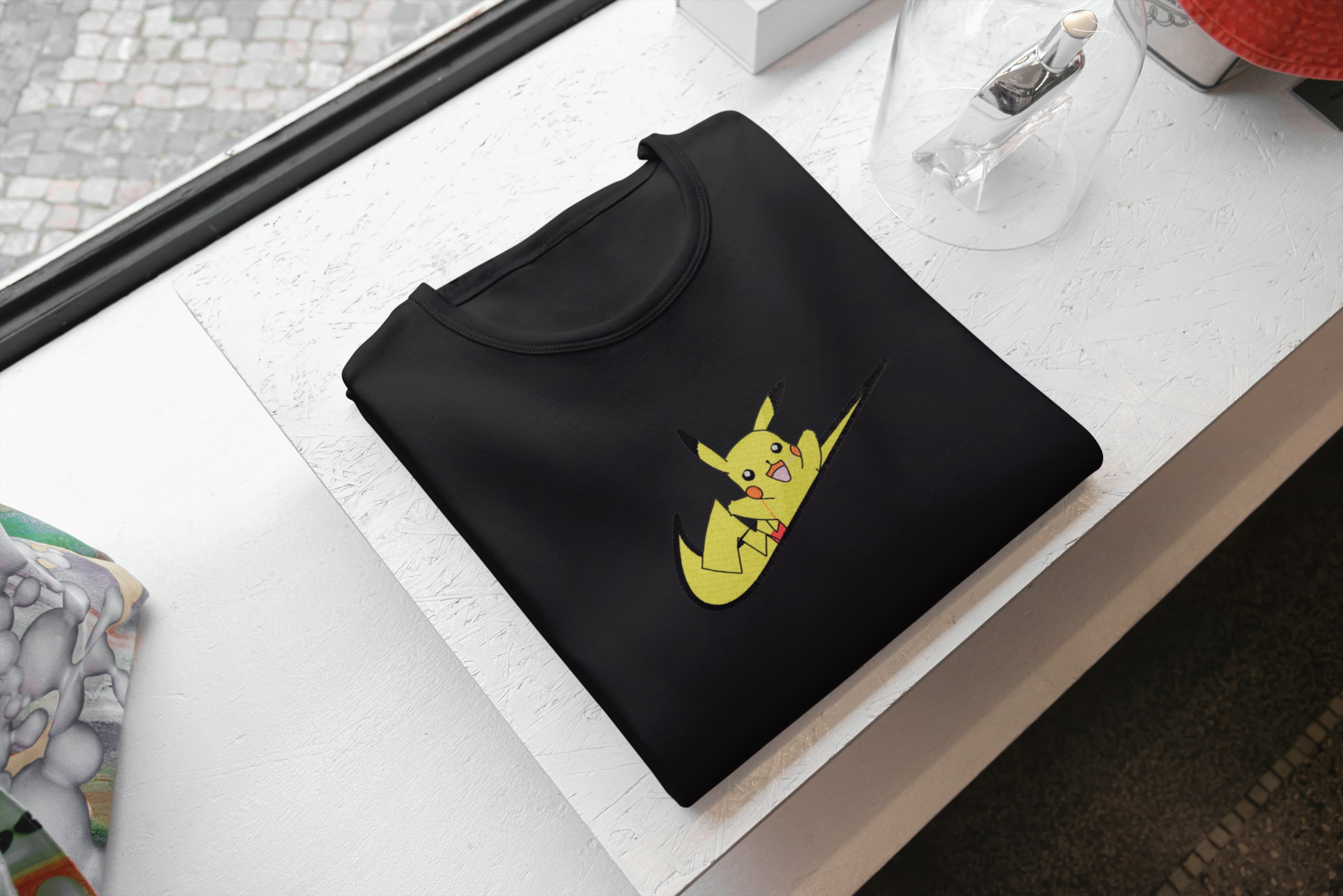 T-Shirt Unisex Ricamata 100% Cotone – Confortevole – Design Swoosh Pikachu