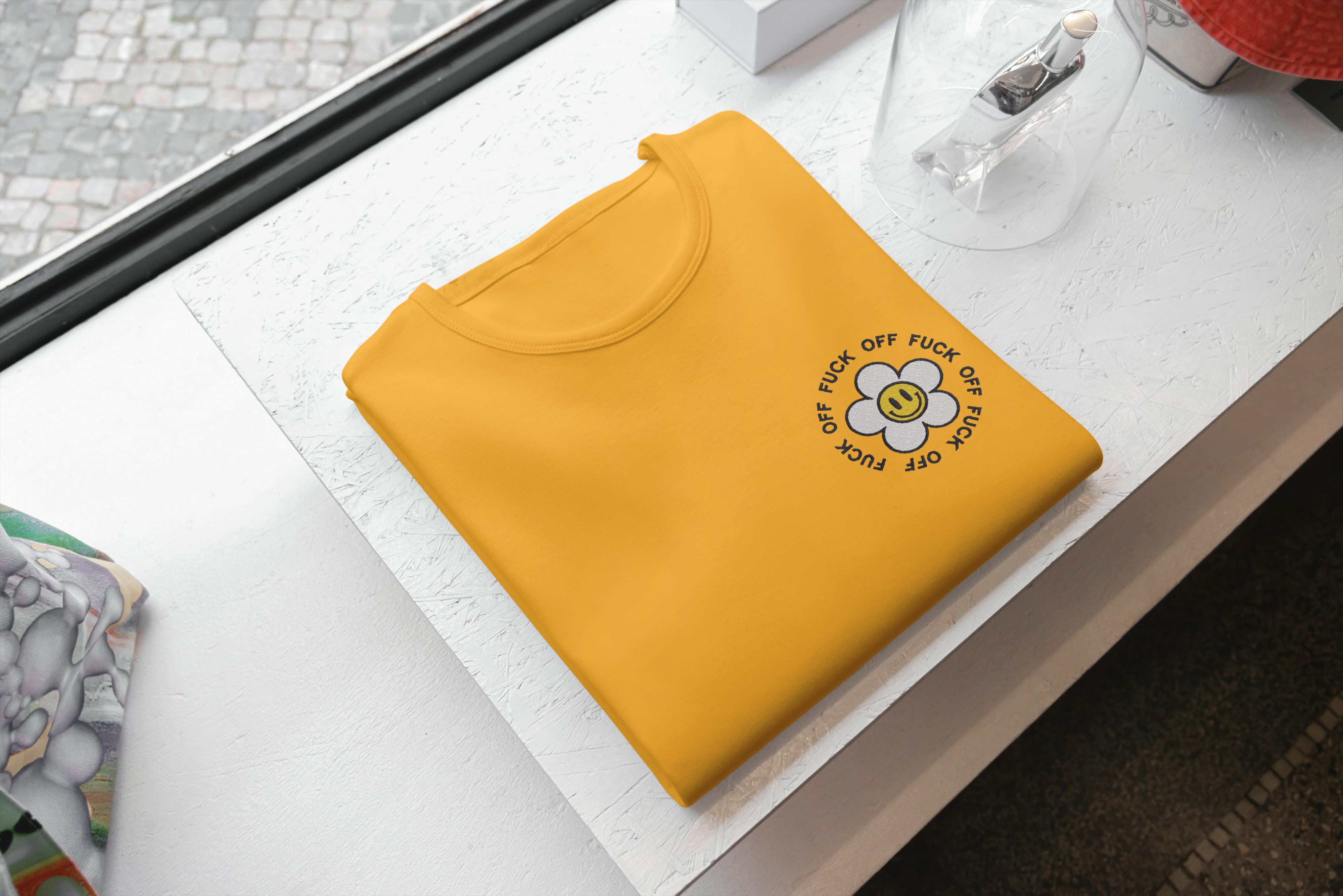 T-shirt Ricamata Unisex – 100% Cotone – Stile Streetwear e Confortevole – Fiorellino Fuck Off