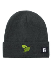 Ricamo Personalizzato - Cappello a Maglia in RPET Riciclato – Morbido e Caldo – Linea Sostenibile Naturaleine – Design Ricamato Foglie-Biiply