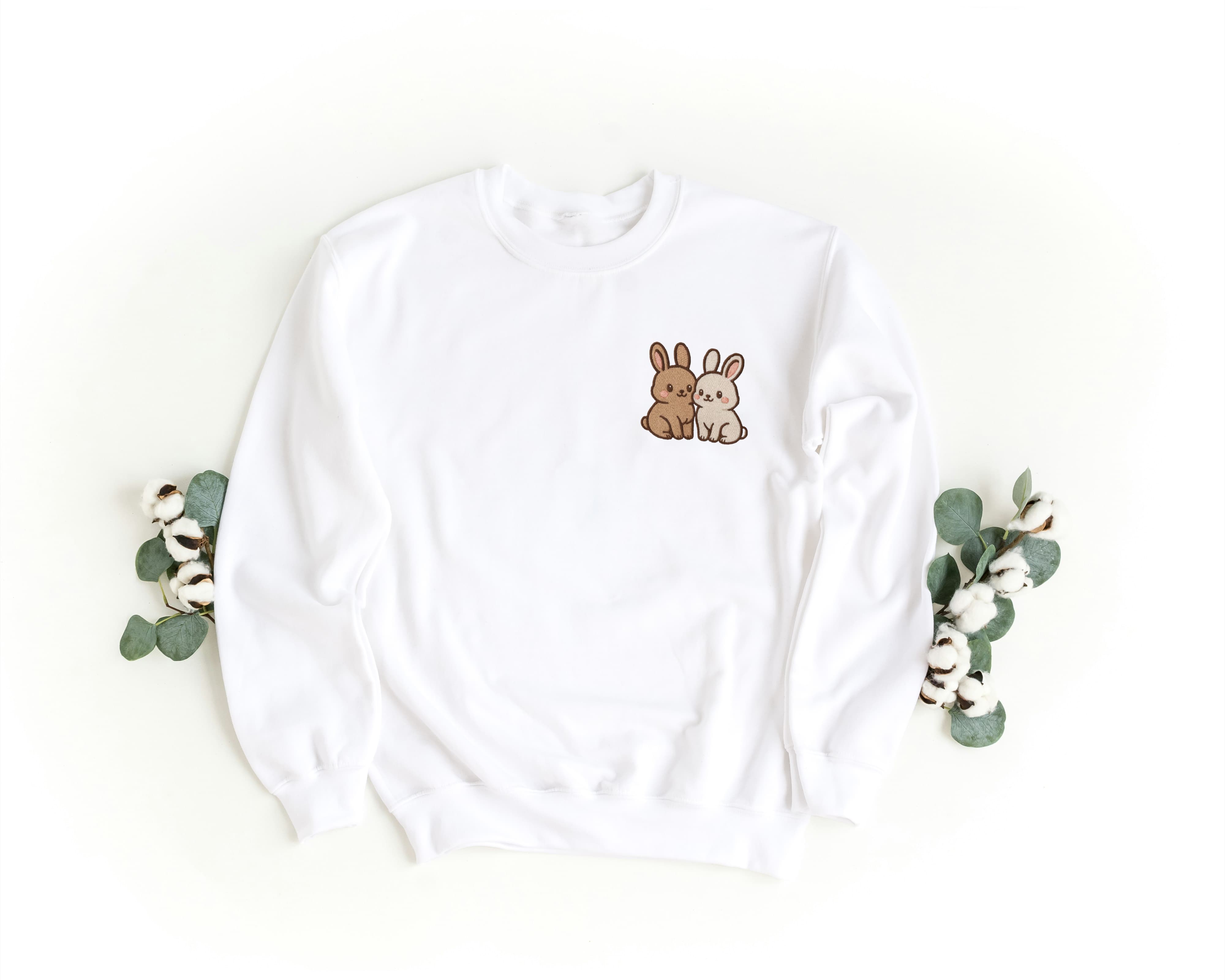 Ricamo Personalizzato - Felpa Ricamata Unisex a Girocollo – Morbida e Confortevole – Design Coniglietti Innamorati-Biiply