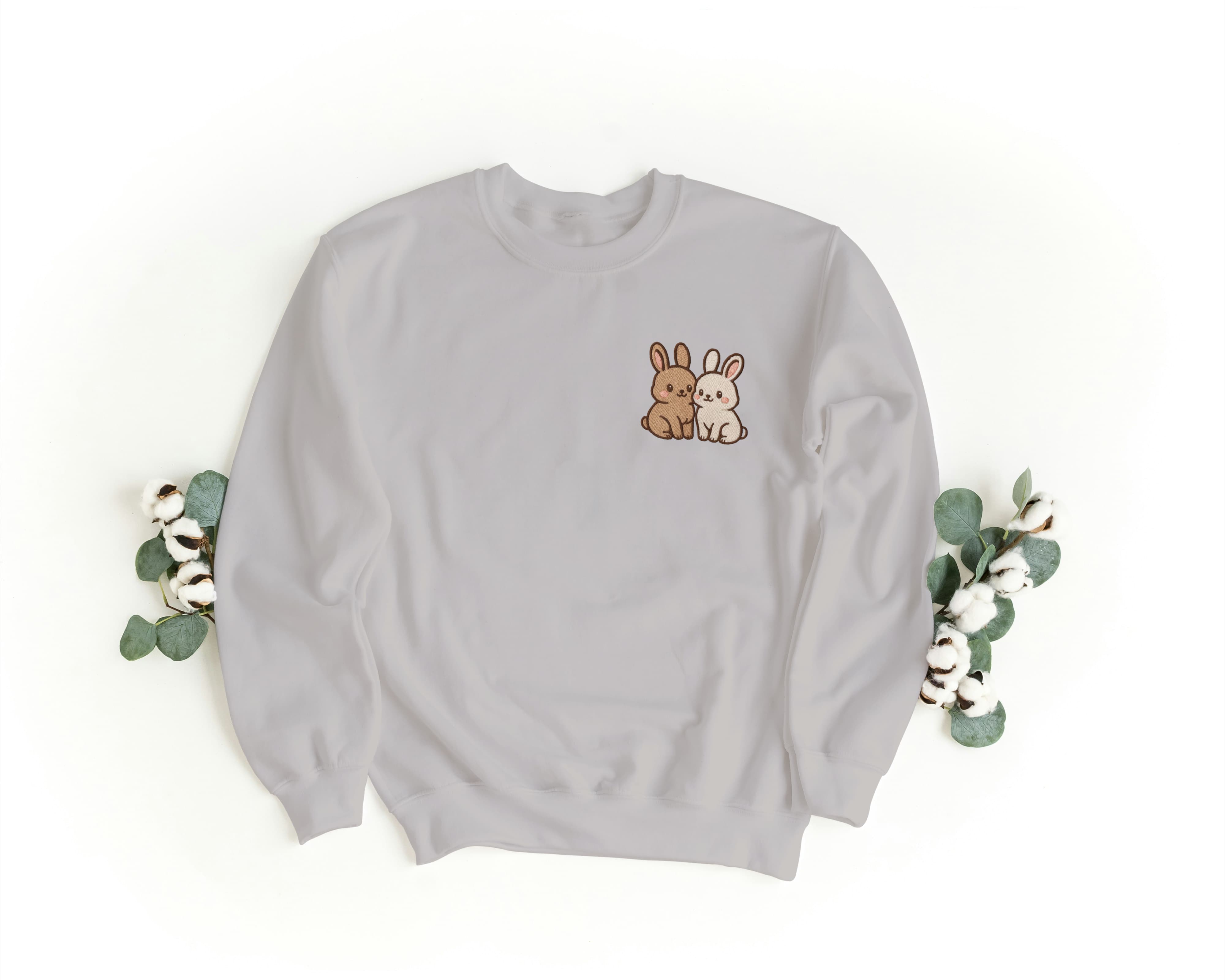 Ricamo Personalizzato - Felpa Ricamata Unisex a Girocollo – Morbida e Confortevole – Design Coniglietti Innamorati-Biiply