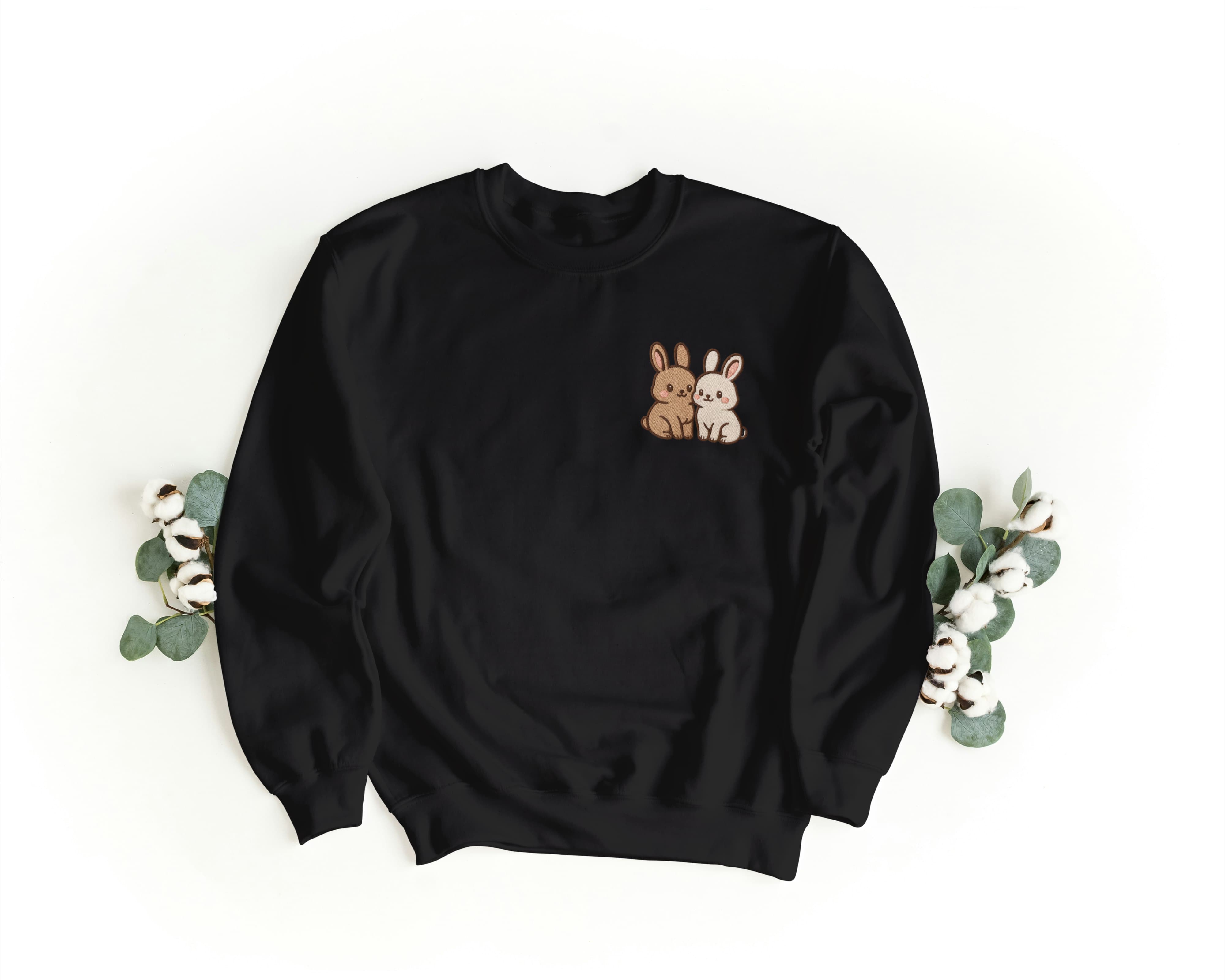 Ricamo Personalizzato - Felpa Ricamata Unisex a Girocollo – Morbida e Confortevole – Design Coniglietti Innamorati-Biiply