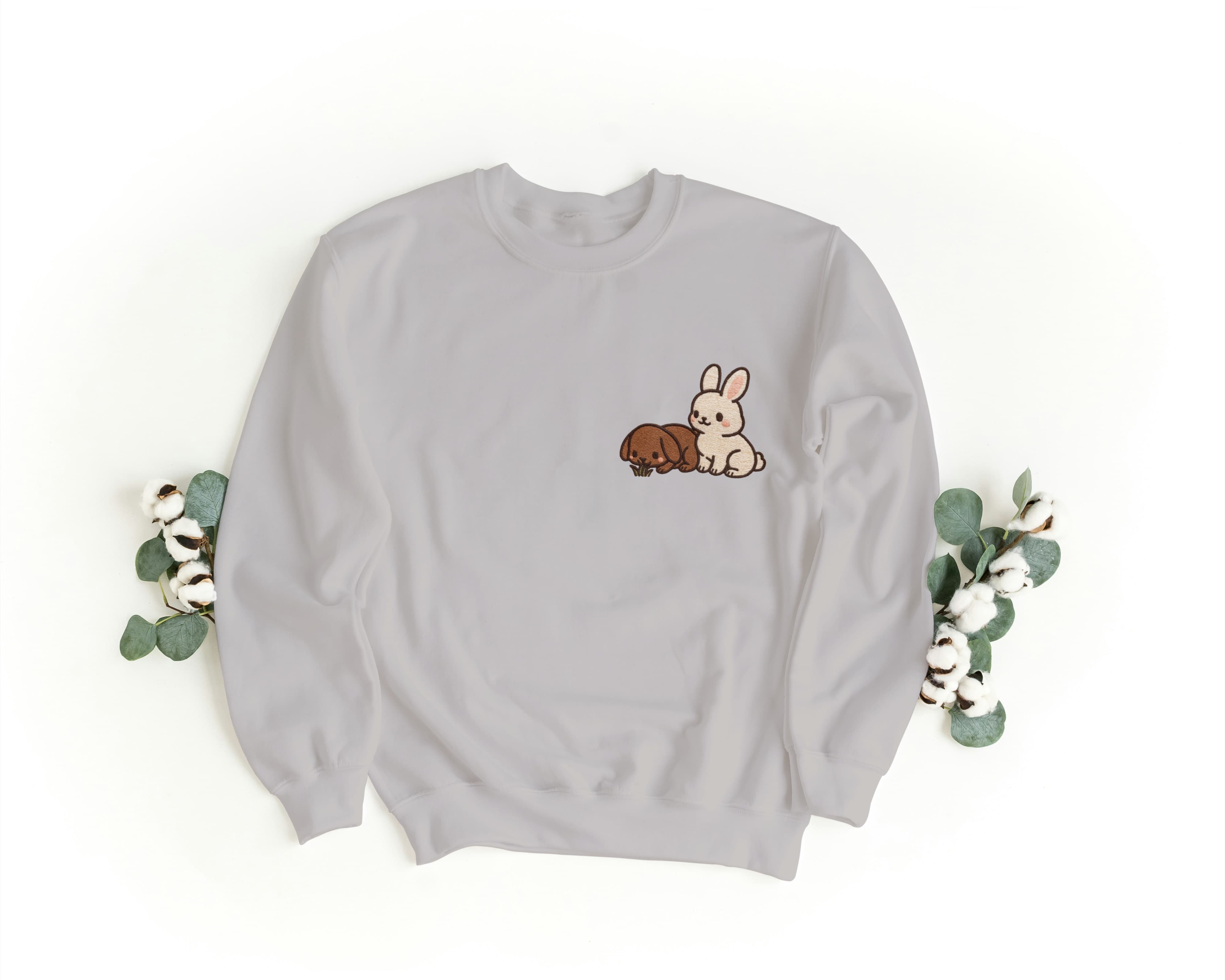 Ricamo Personalizzato - Felpa Ricamata Unisex a Girocollo – Morbida e Confortevole – Design Coniglietti con erbetta-Biiply