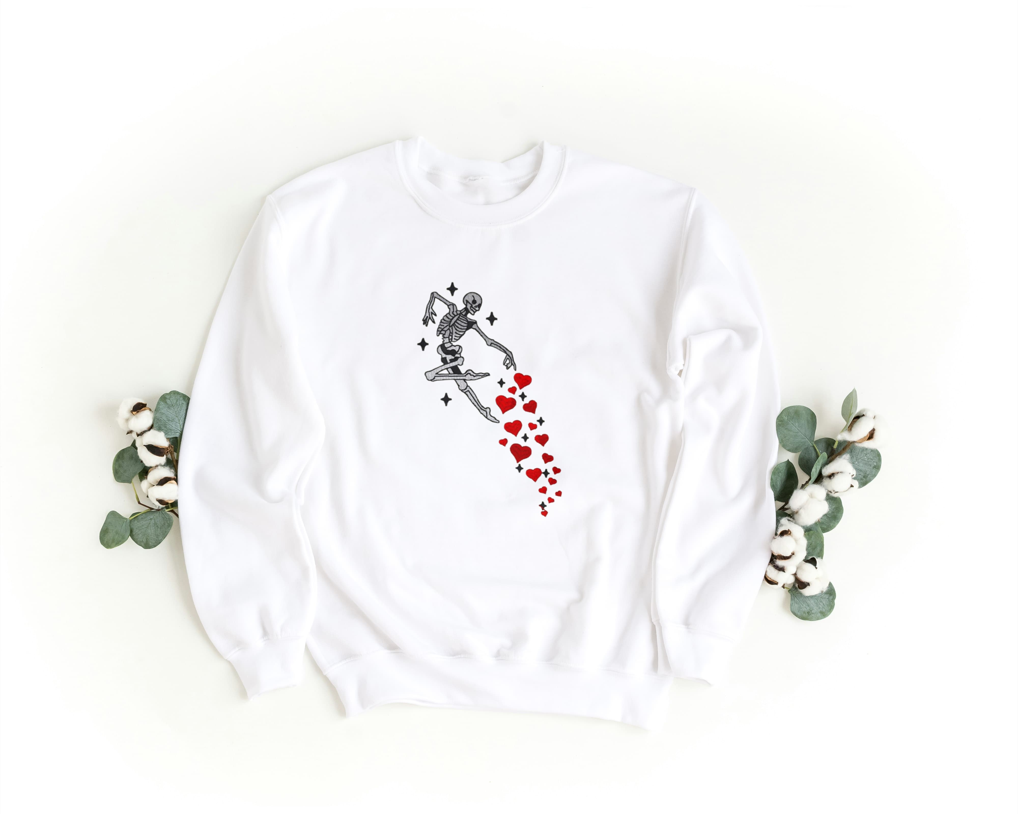 Ricamo Personalizzato - Felpa Ricamata Unisex a Girocollo – Morbida e Confortevole – Design Skelethon Love-Biiply