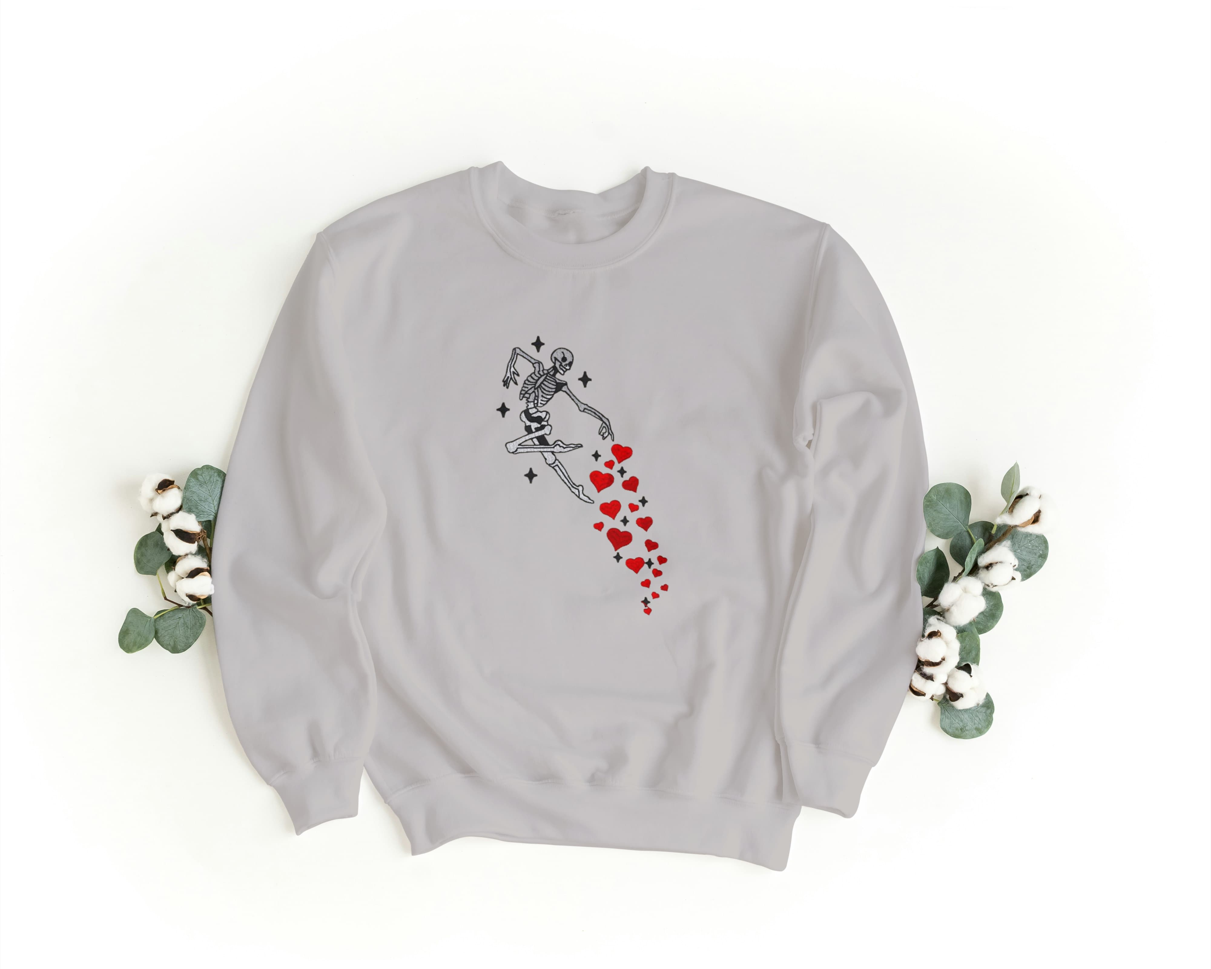 Ricamo Personalizzato - Felpa Ricamata Unisex a Girocollo – Morbida e Confortevole – Design Skelethon Love-Biiply