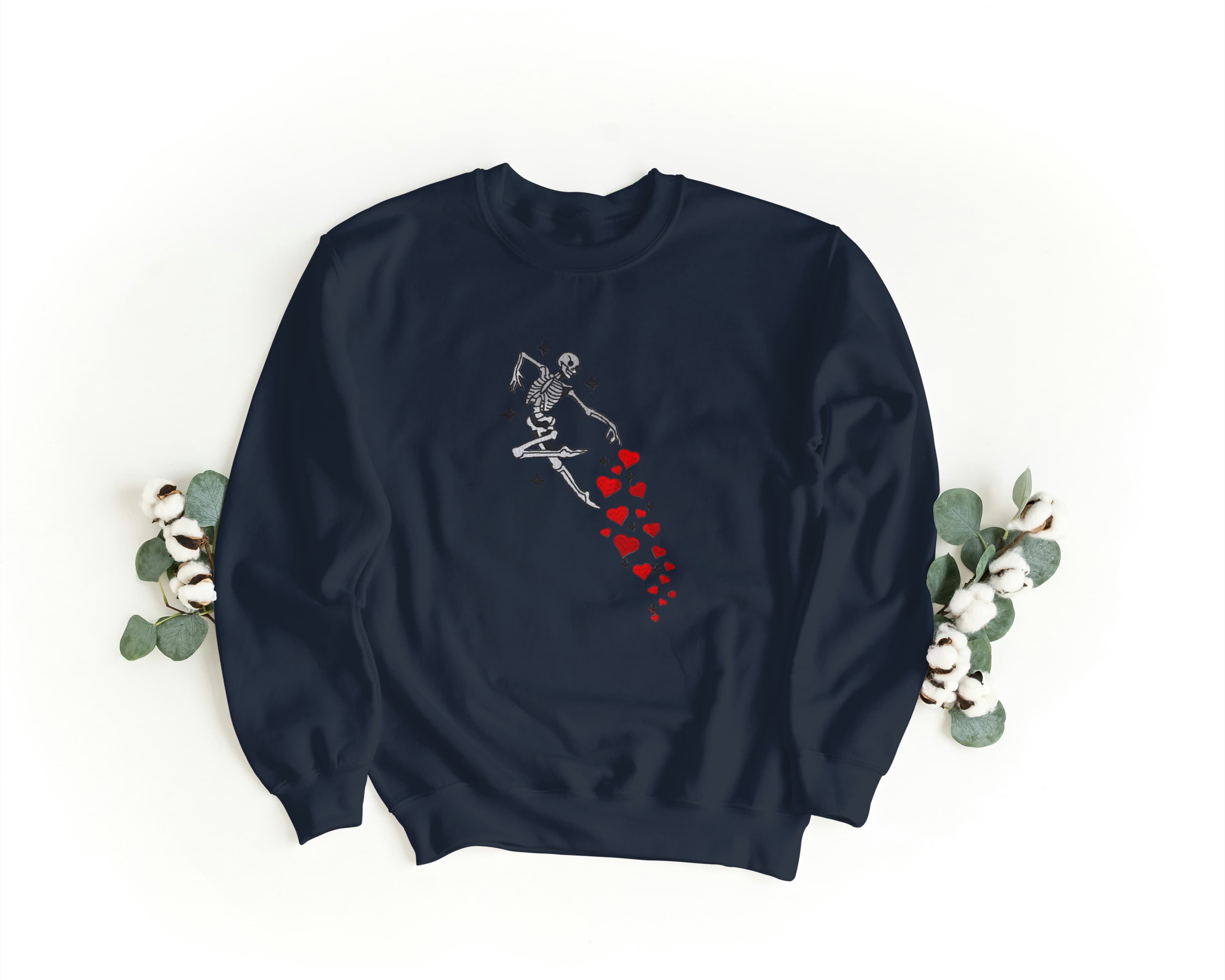 Ricamo Personalizzato - Felpa Ricamata Unisex a Girocollo – Morbida e Confortevole – Design Skelethon Love-Biiply