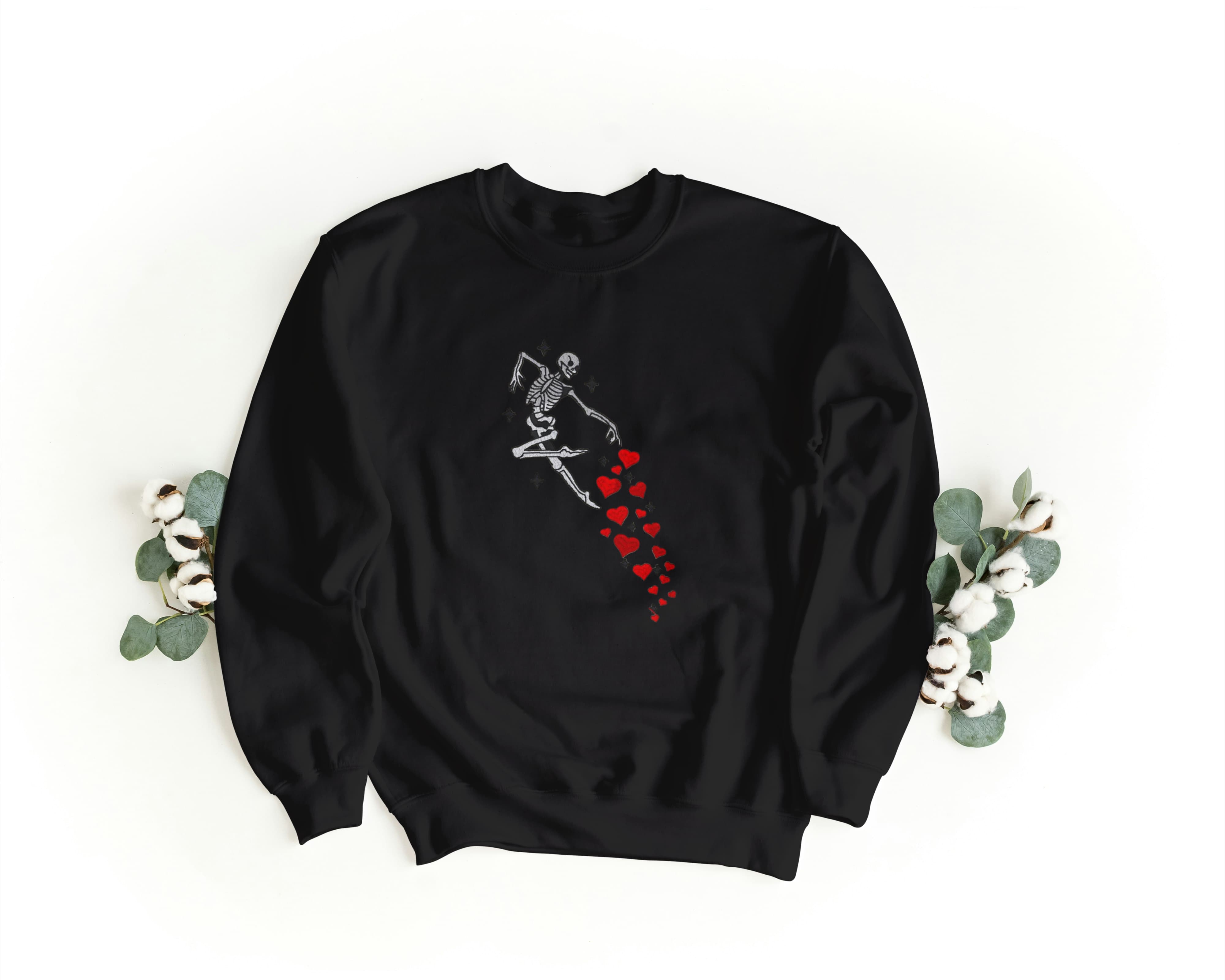Ricamo Personalizzato - Felpa Ricamata Unisex a Girocollo – Morbida e Confortevole – Design Skelethon Love-Biiply