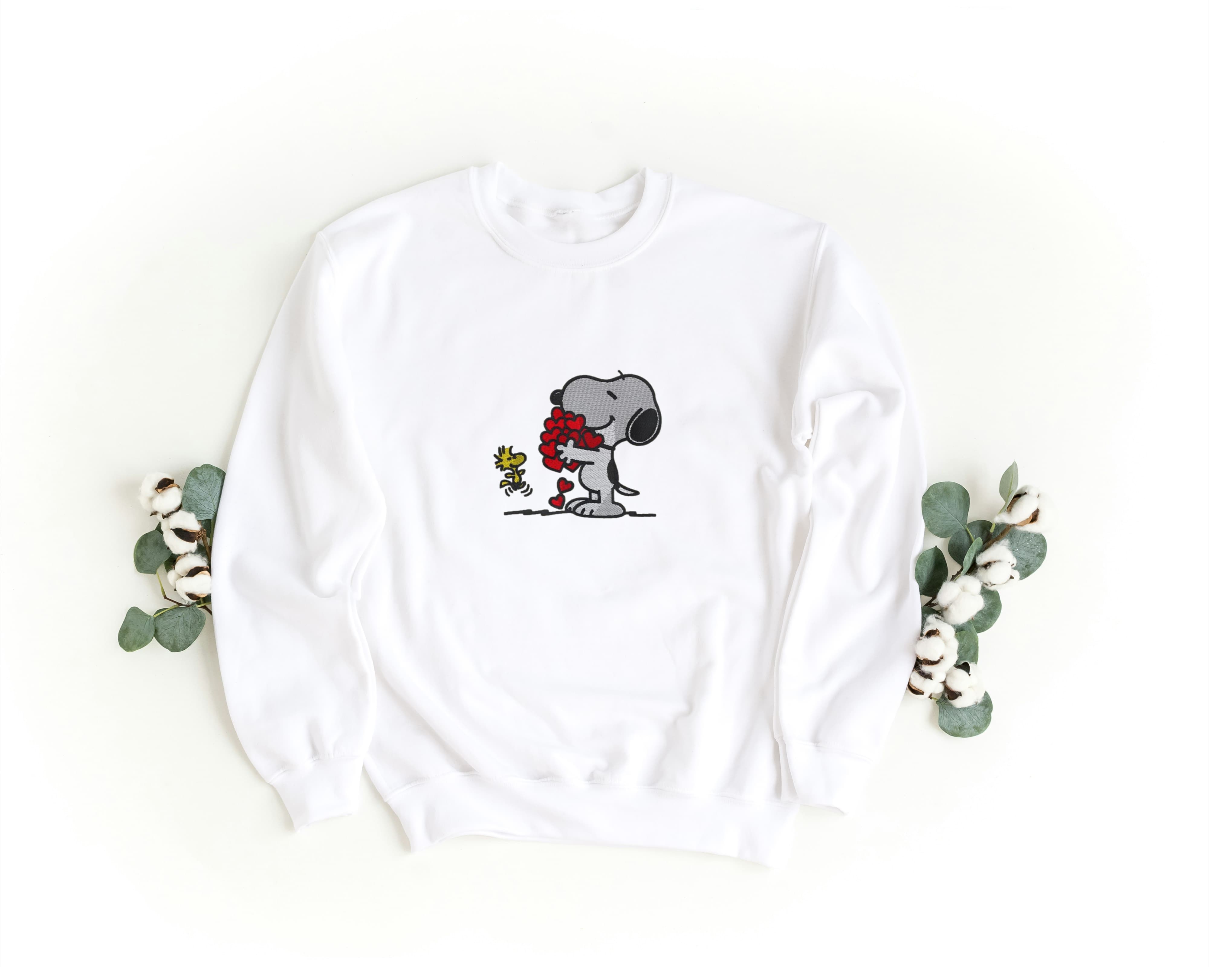 Ricamo Personalizzato - Felpa Ricamata Unisex a Girocollo – Morbida e Confortevole – Design Snoopie + Cuori + Uccellino-Biiply