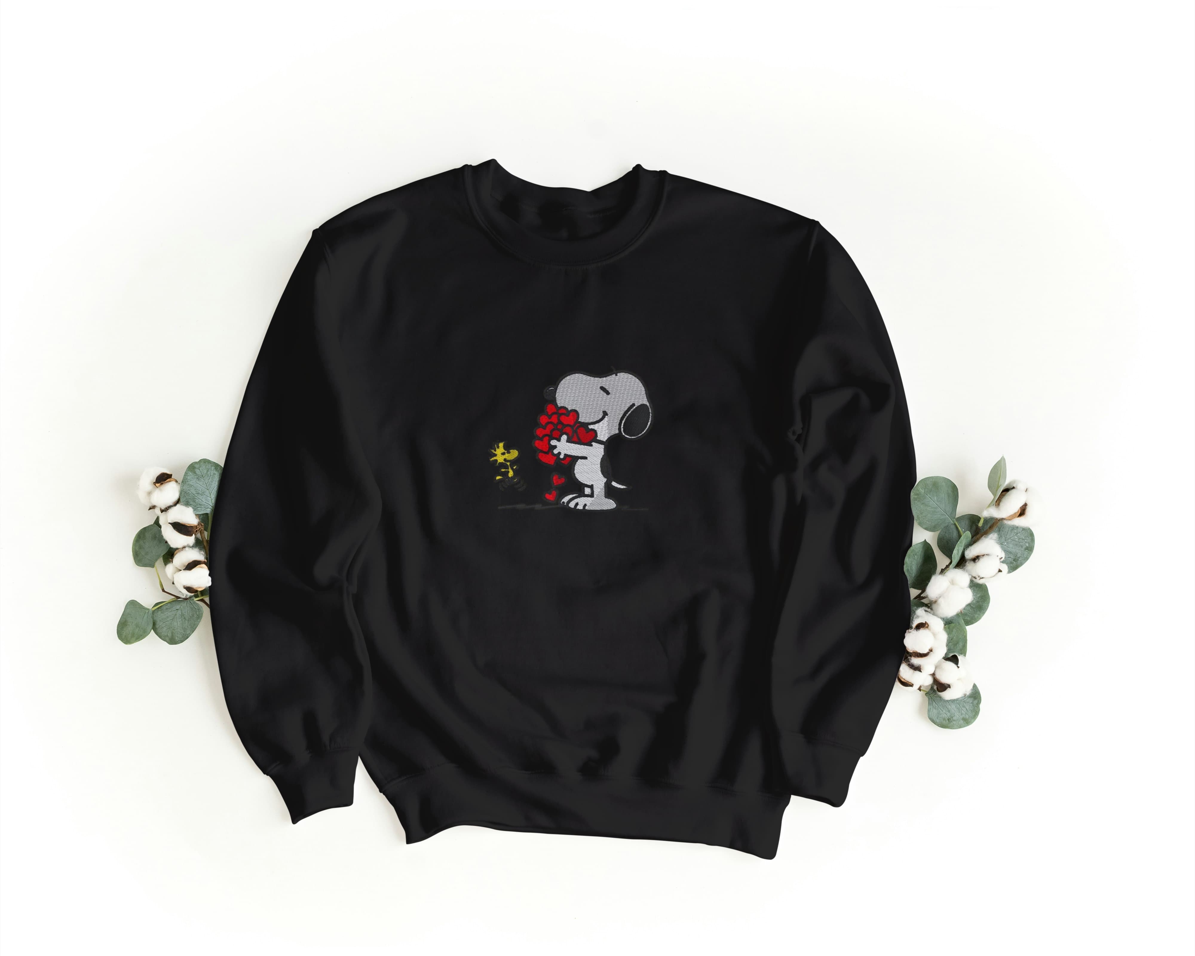 Ricamo Personalizzato - Felpa Ricamata Unisex a Girocollo – Morbida e Confortevole – Design Snoopie + Cuori + Uccellino-Biiply