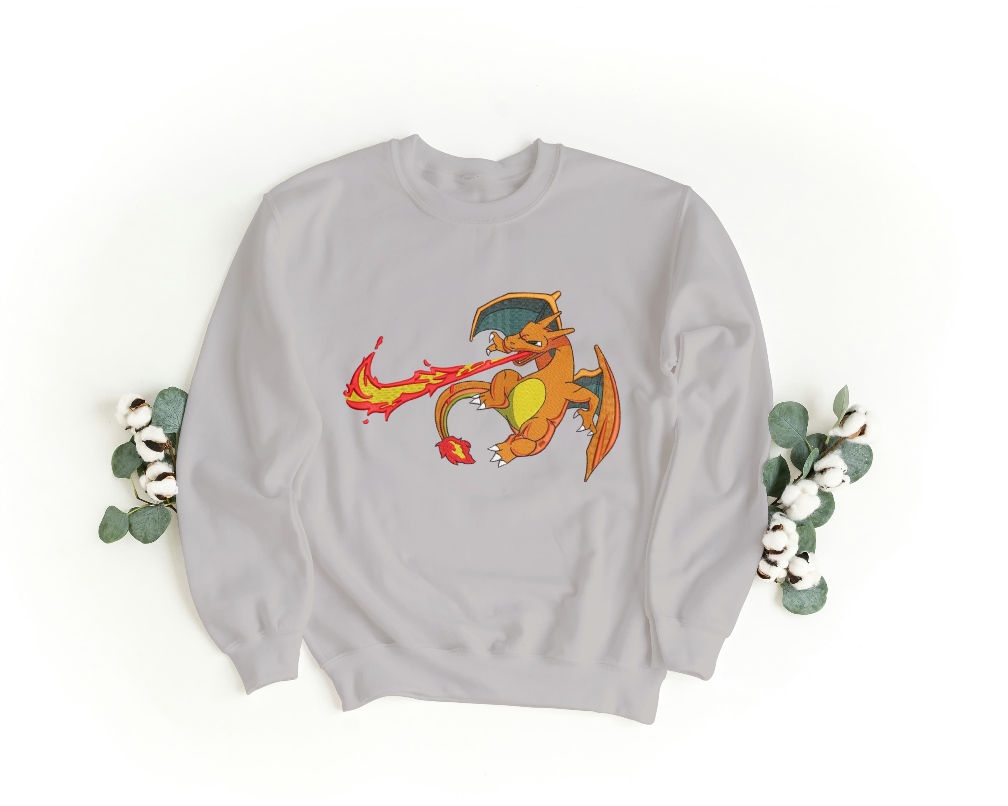 Ricamo Personalizzato - Felpa Ricamata Unisex a Girocollo – Morbida e Confortevole – Design Swoosh + Charizard-Biiply