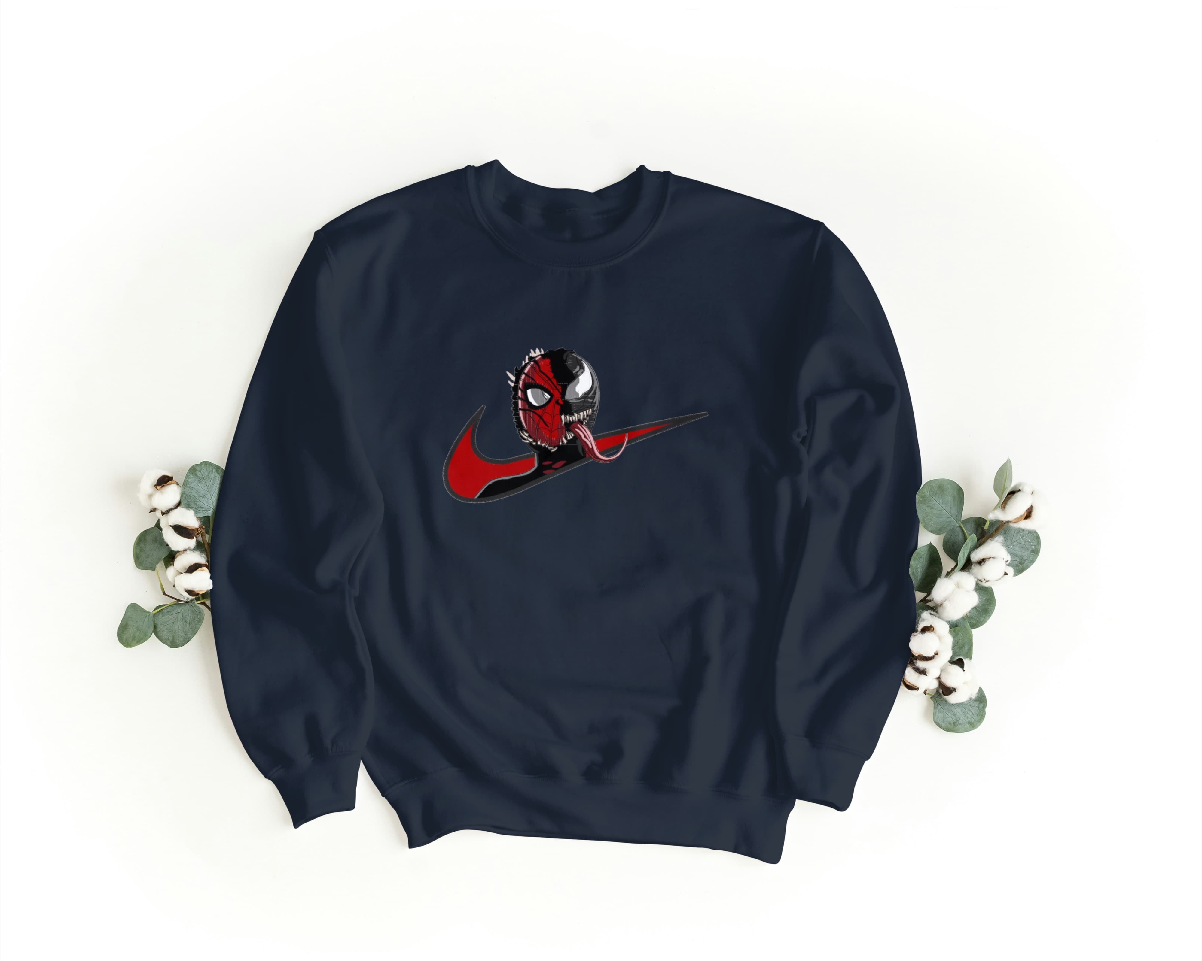 Ricamo Personalizzato - Felpa Ricamata Unisex a Girocollo – Morbida e Confortevole – Design Swoosh Spiderman + Venom-Biiply