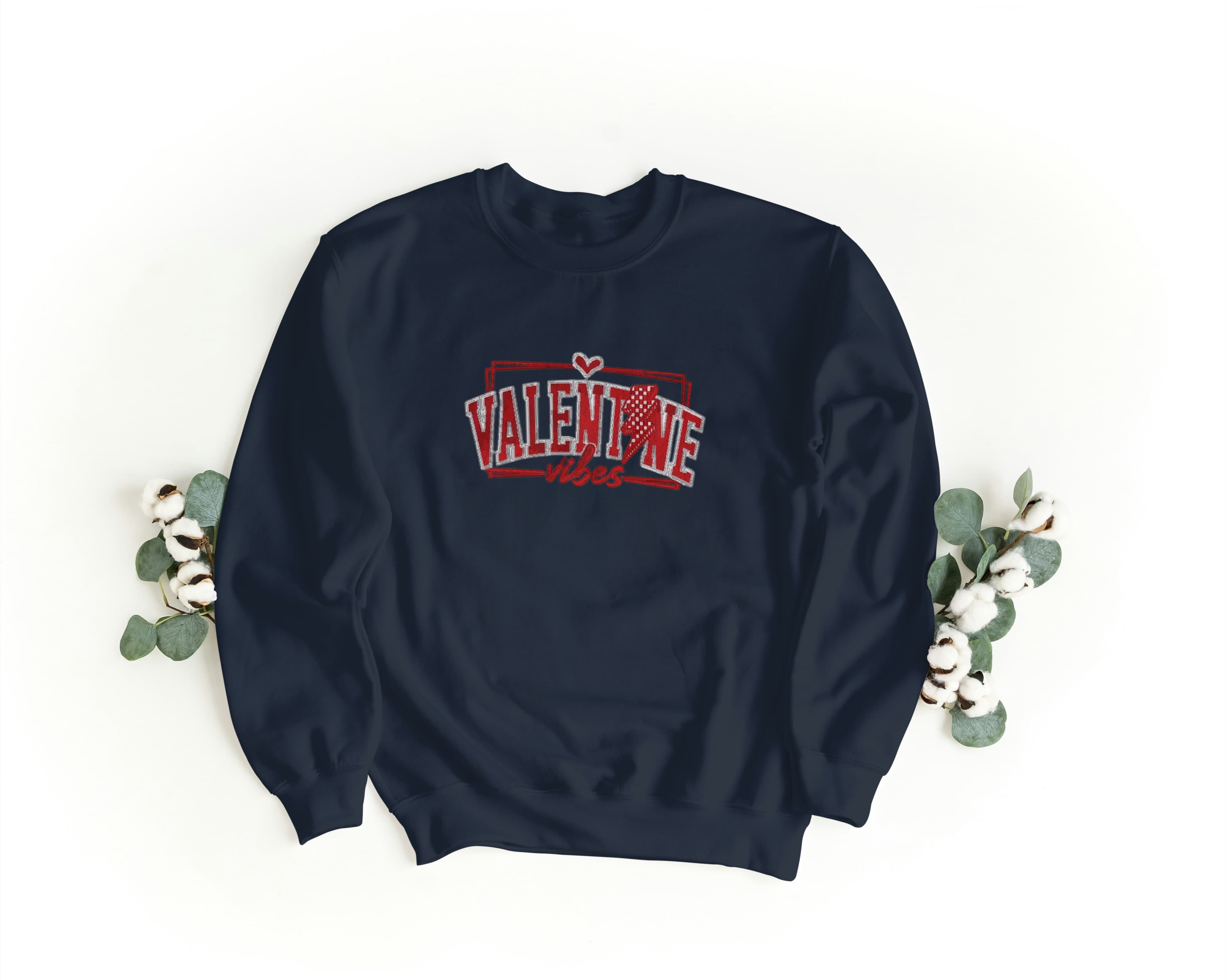Ricamo Personalizzato - Felpa Ricamata Unisex a Girocollo – Morbida e Confortevole – Design Valentines Vibes-Biiply