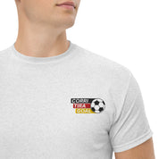 Ricamo Personalizzato - T-Shirt Unisex Ricamata 100% Cotone – Confortevole – Design Corri Tira Goal Pallone-Biiply