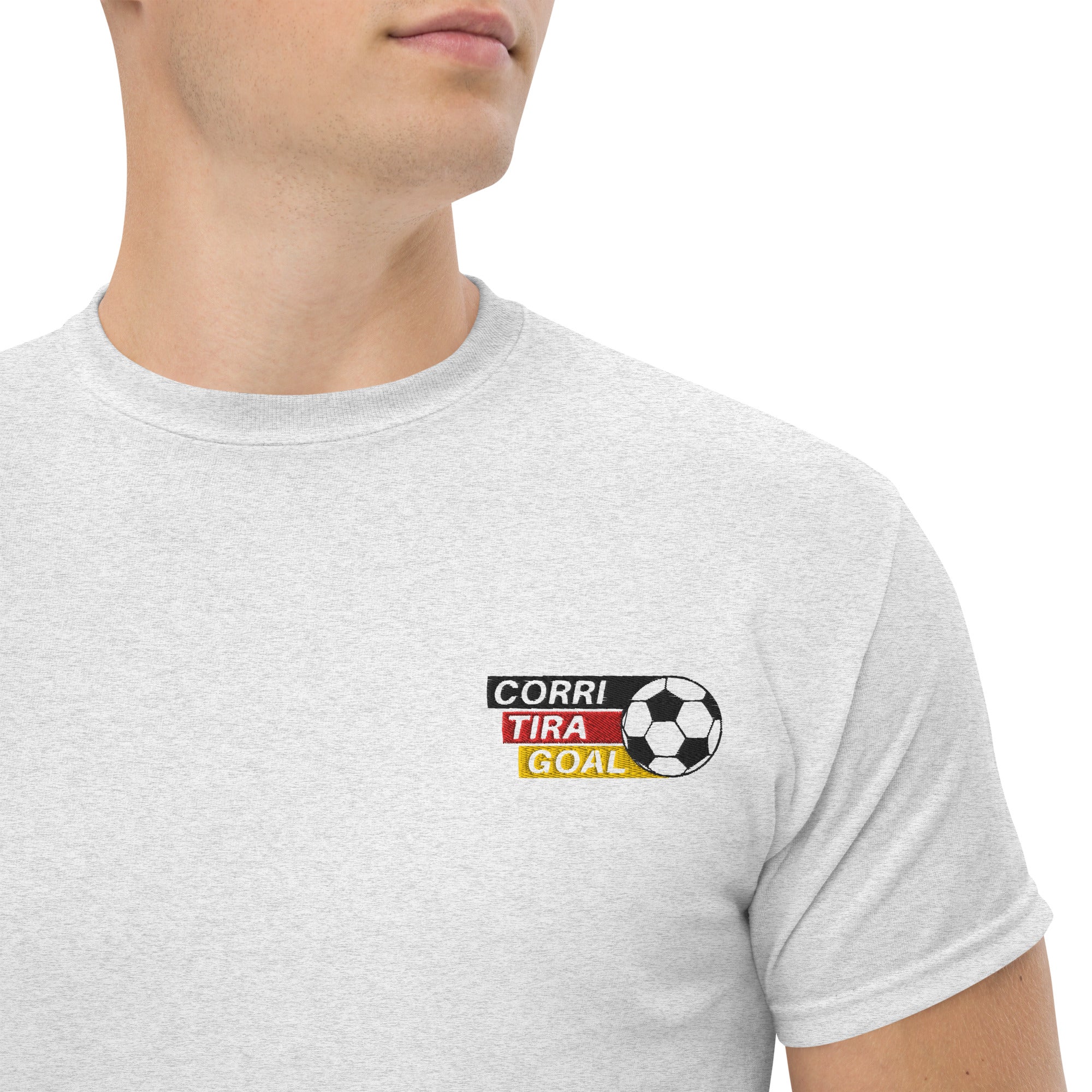 Ricamo Personalizzato - T-Shirt Unisex Ricamata 100% Cotone – Confortevole – Design Corri Tira Goal Pallone-Biiply