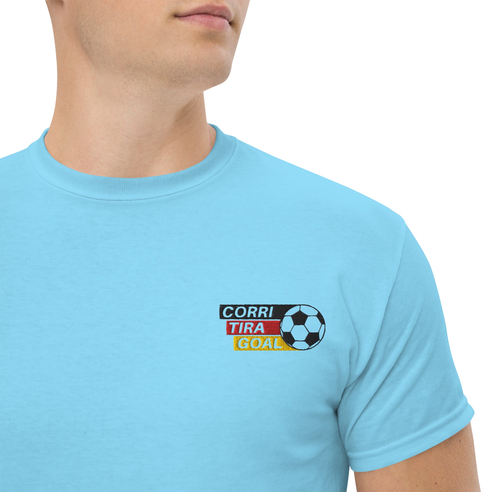 Ricamo Personalizzato - T-Shirt Unisex Ricamata 100% Cotone – Confortevole – Design Corri Tira Goal Pallone-Biiply