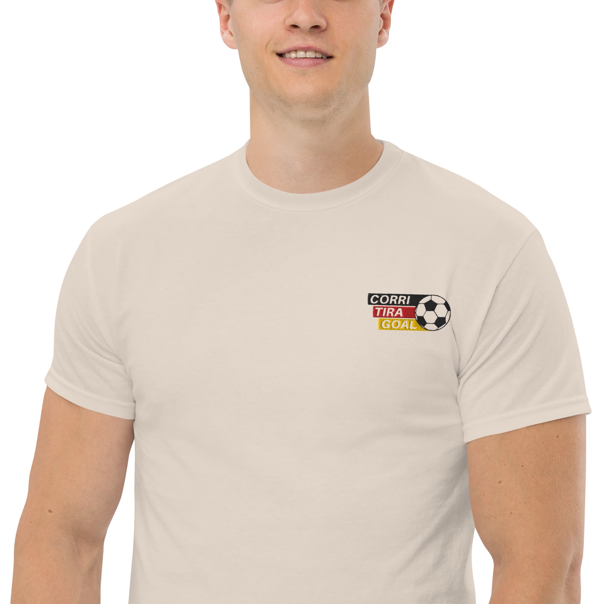 Ricamo Personalizzato - T-Shirt Unisex Ricamata 100% Cotone – Confortevole – Design Corri Tira Goal Pallone-Biiply
