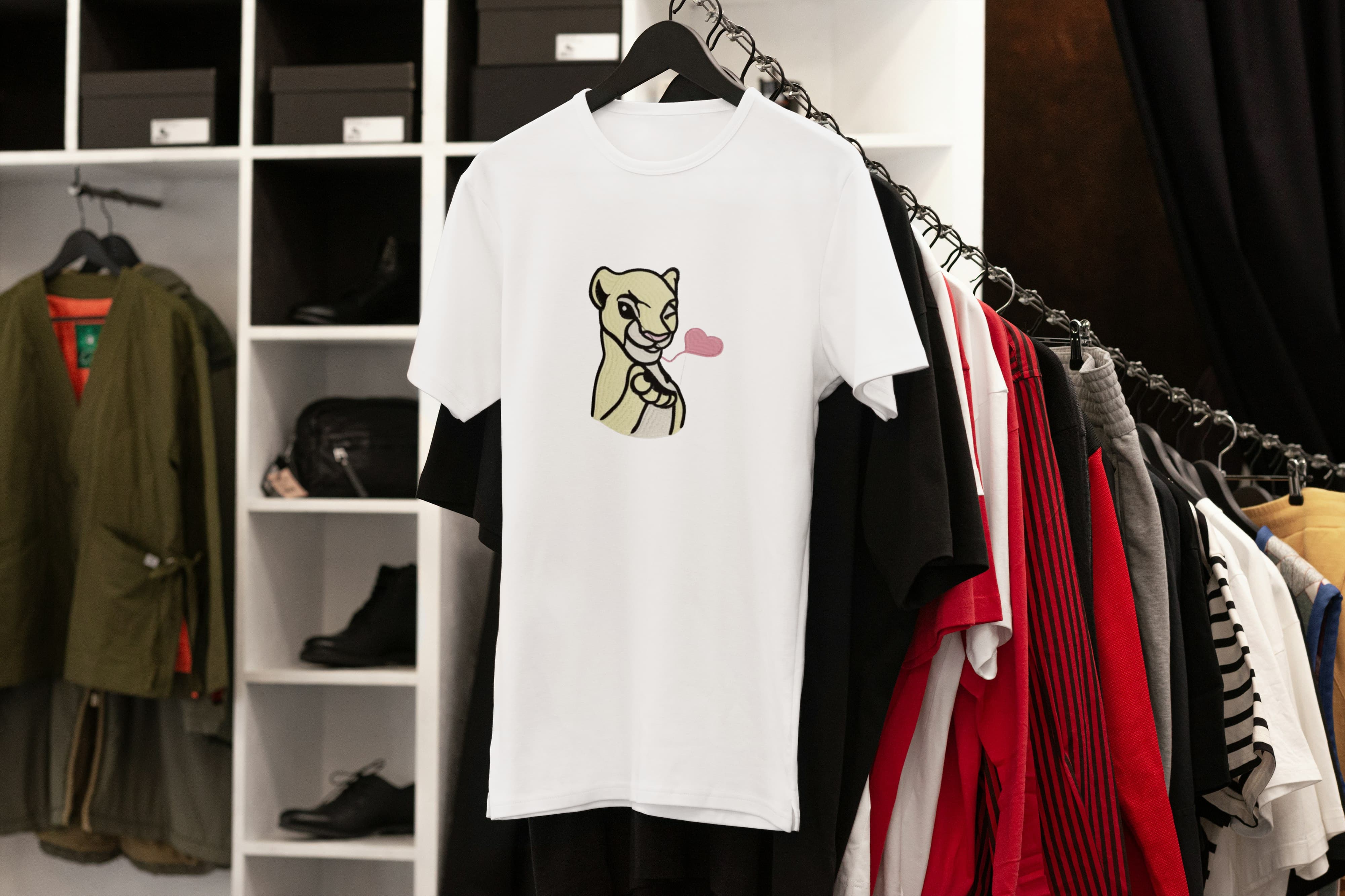 Ricamo Personalizzato - T-Shirt Unisex Ricamata 100% Cotone – Confortevole – Design Nala-Biiply