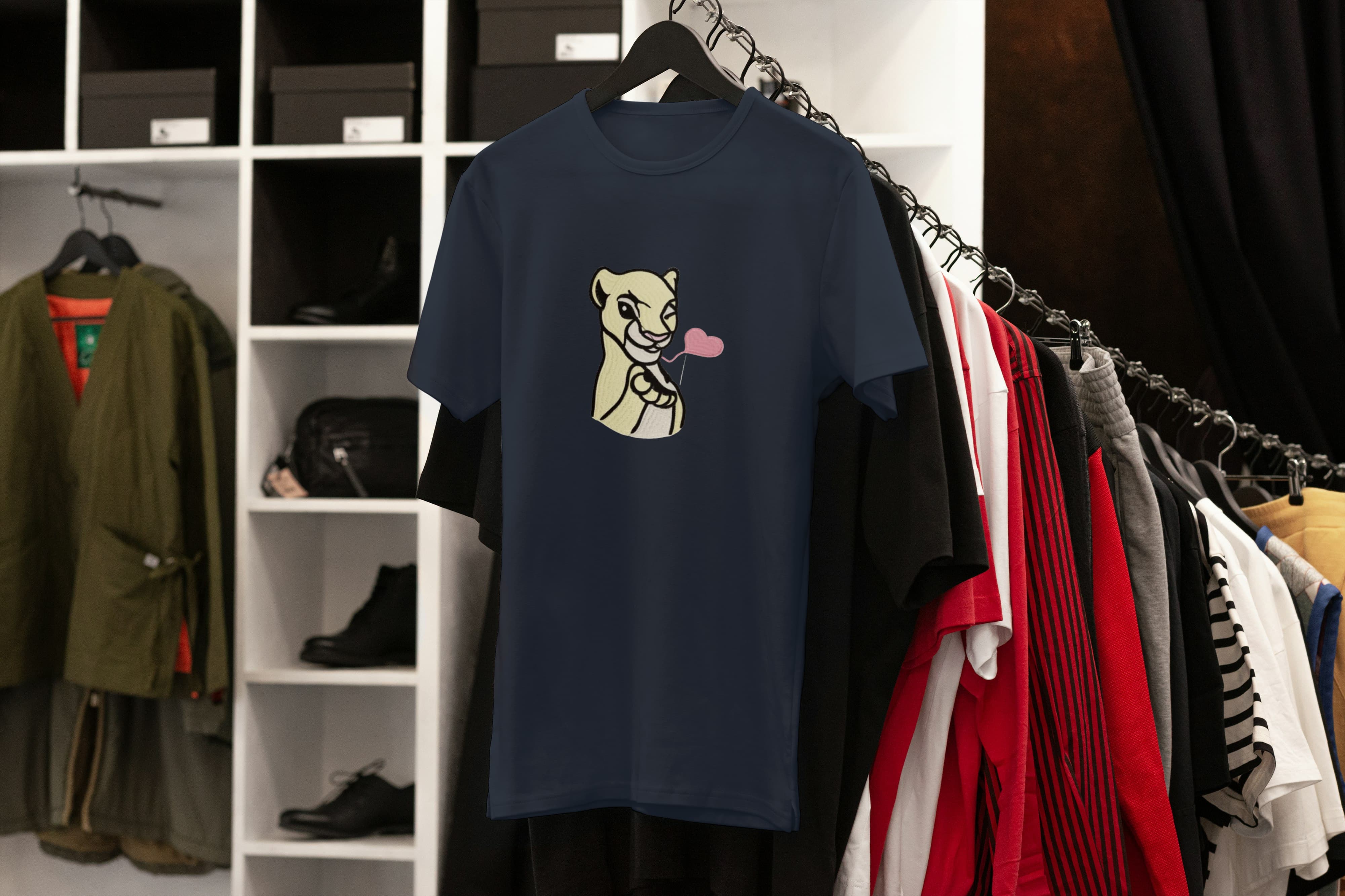 Ricamo Personalizzato - T-Shirt Unisex Ricamata 100% Cotone – Confortevole – Design Nala-Biiply