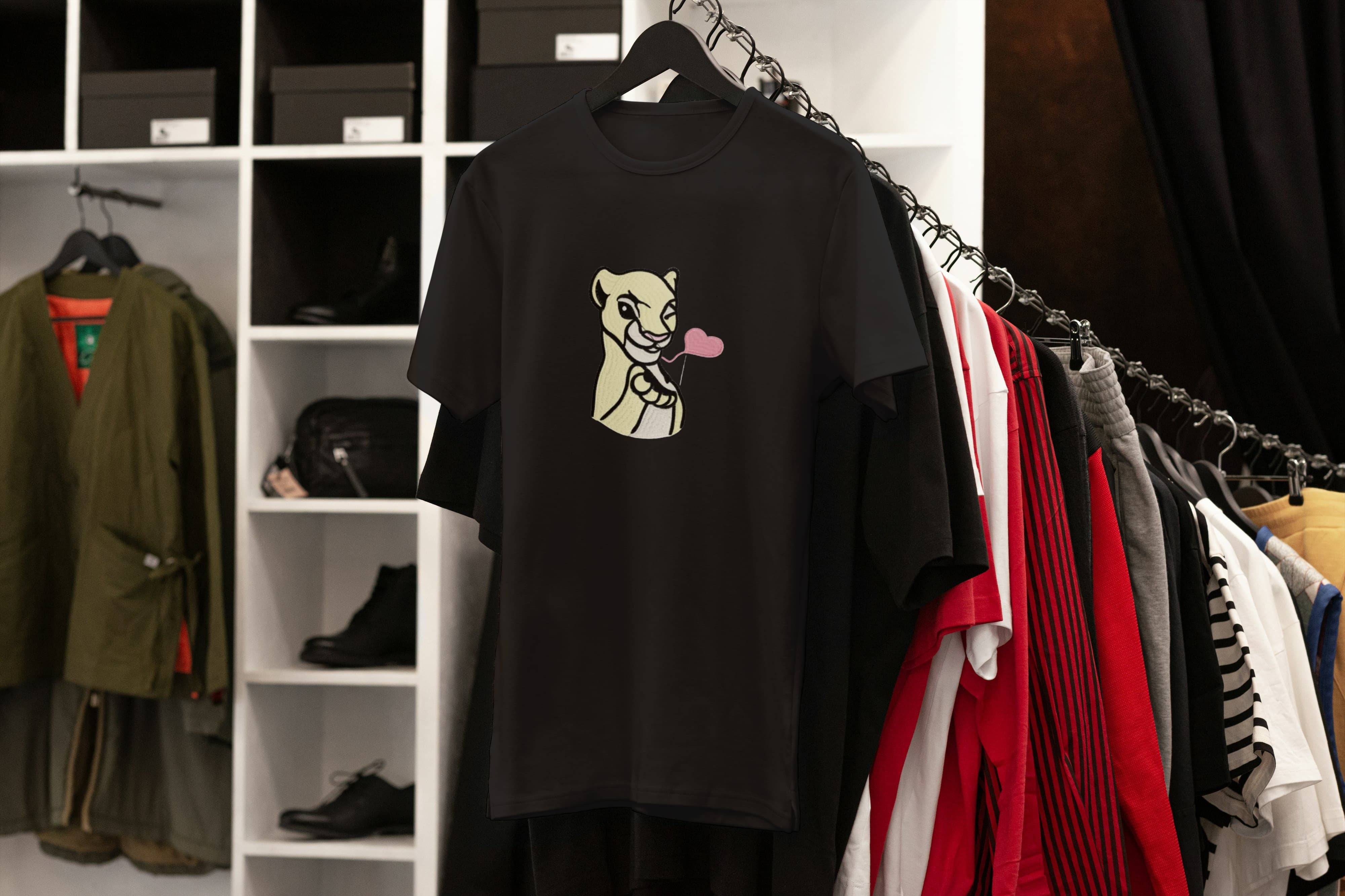 Ricamo Personalizzato - T-Shirt Unisex Ricamata 100% Cotone – Confortevole – Design Nala-Biiply