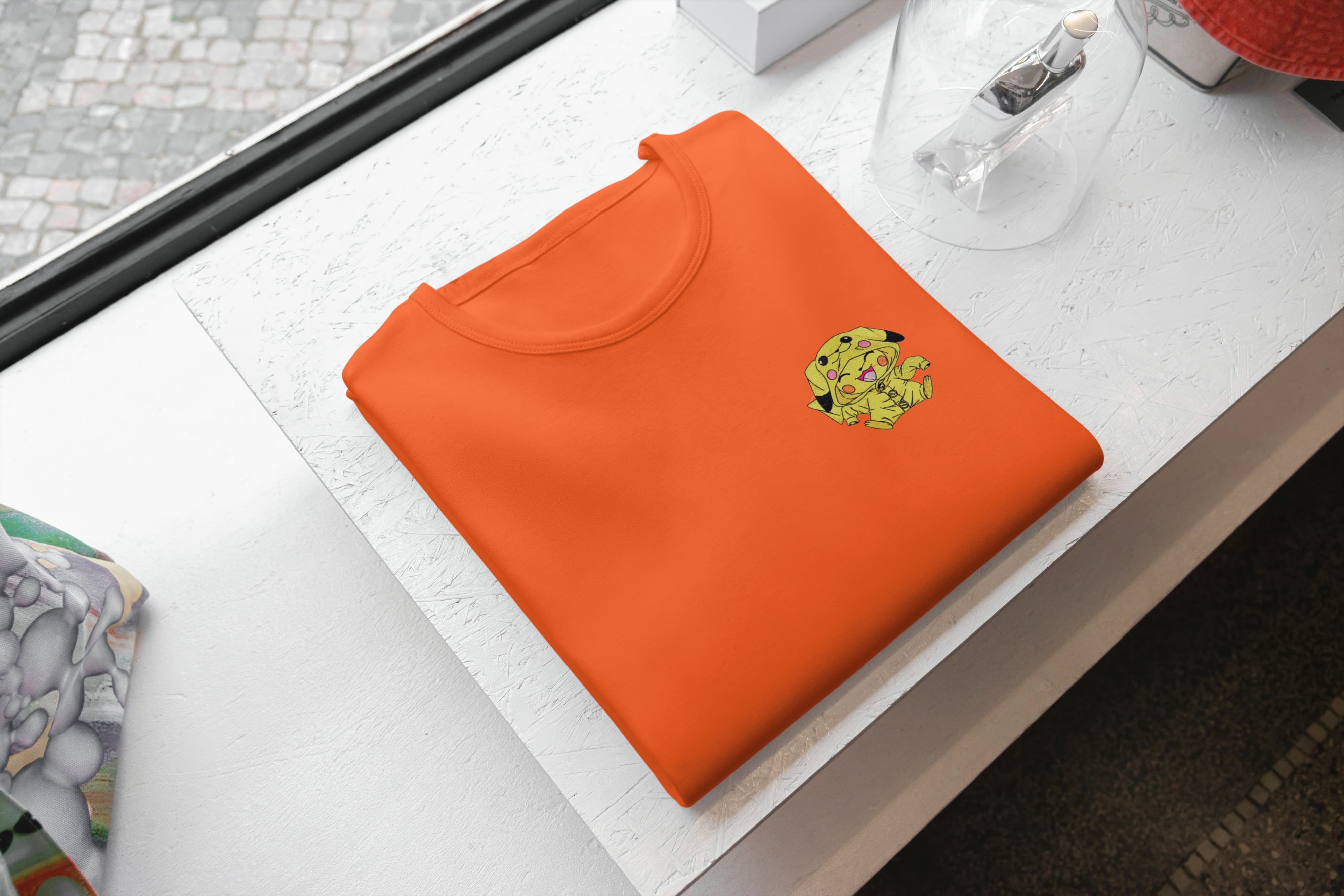 Ricamo Personalizzato - T-Shirt Unisex Ricamata 100% Cotone – Confortevole – Design Piccolo Pikachu-Biiply