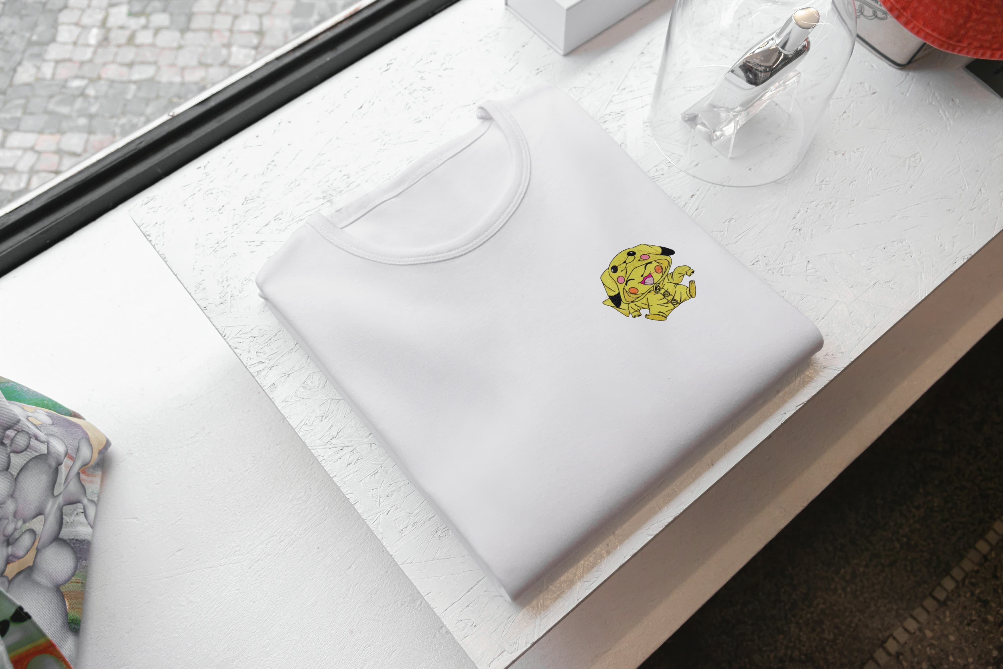 Ricamo Personalizzato - T-Shirt Unisex Ricamata 100% Cotone – Confortevole – Design Piccolo Pikachu-Biiply