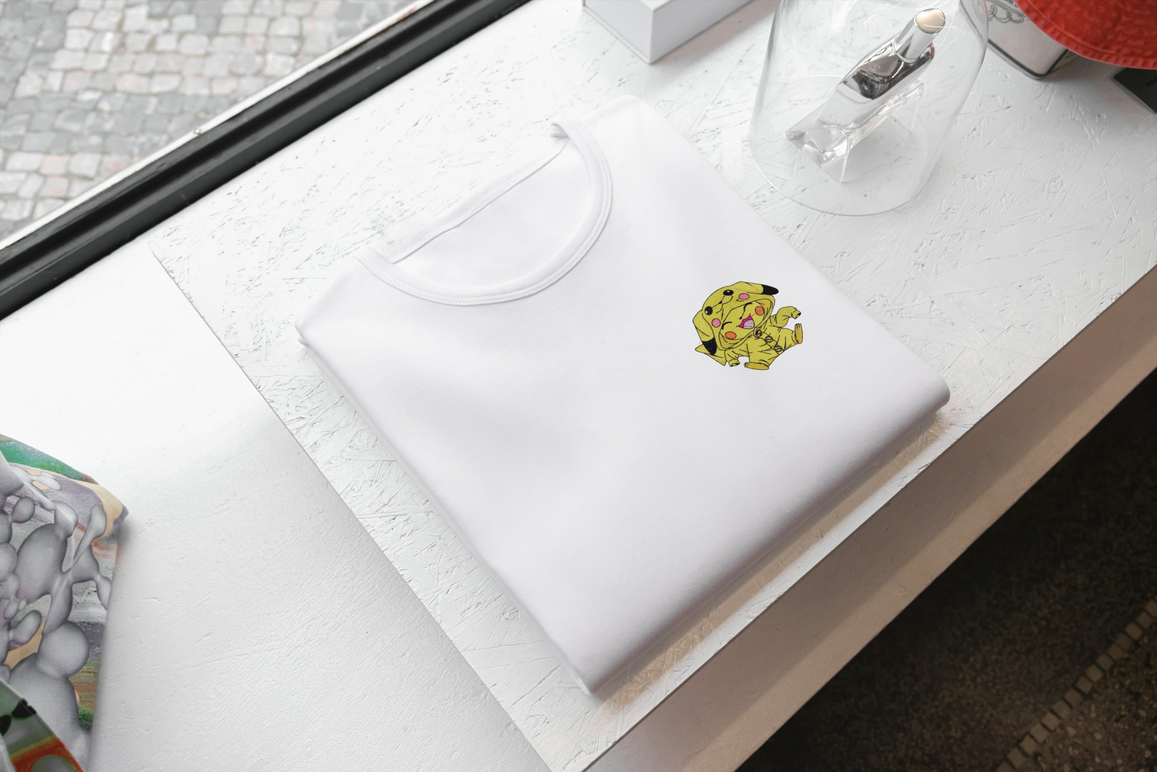 Ricamo Personalizzato - T-Shirt Unisex Ricamata 100% Cotone – Confortevole – Design Piccolo Pikachu-Biiply