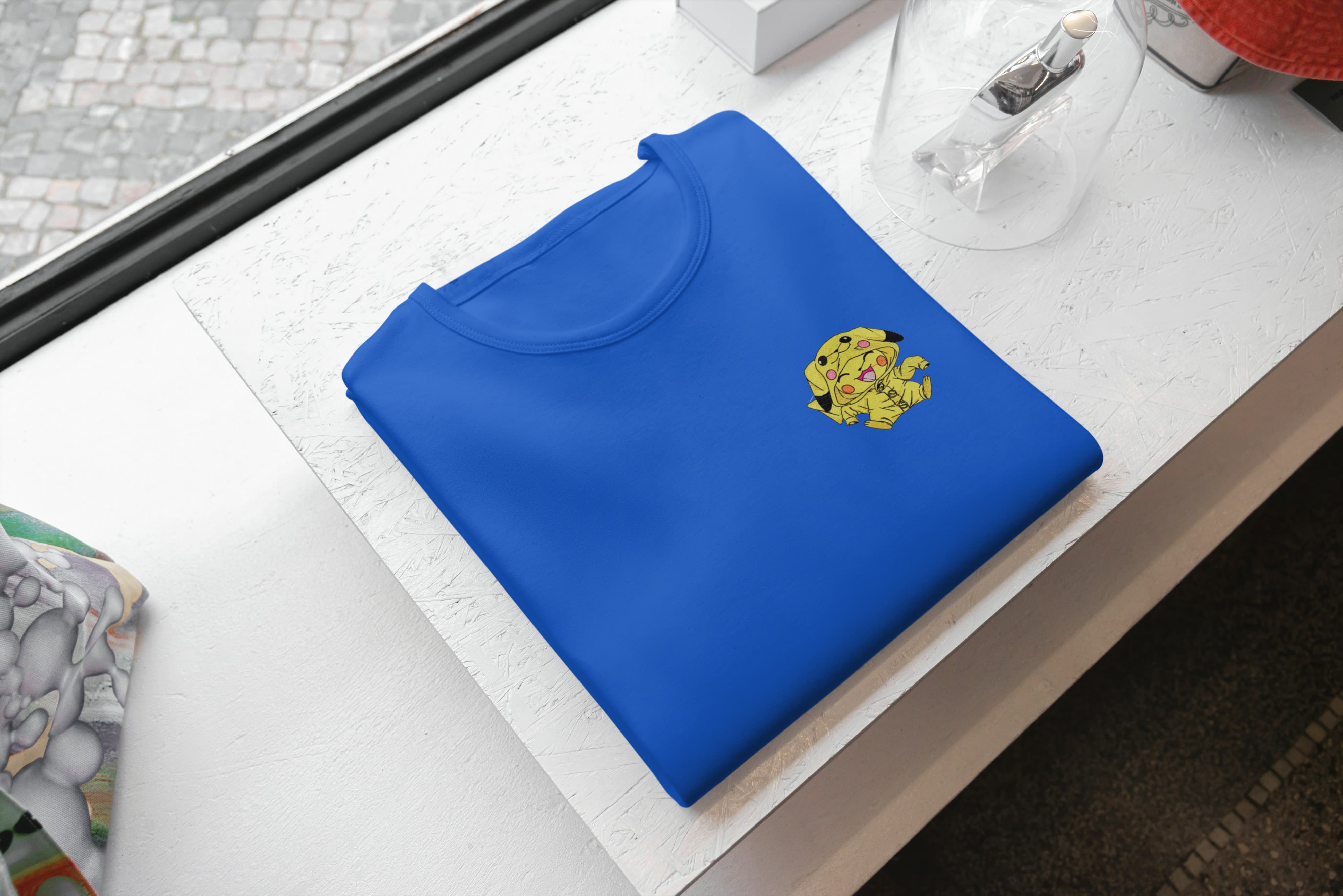 Ricamo Personalizzato - T-Shirt Unisex Ricamata 100% Cotone – Confortevole – Design Piccolo Pikachu-Biiply