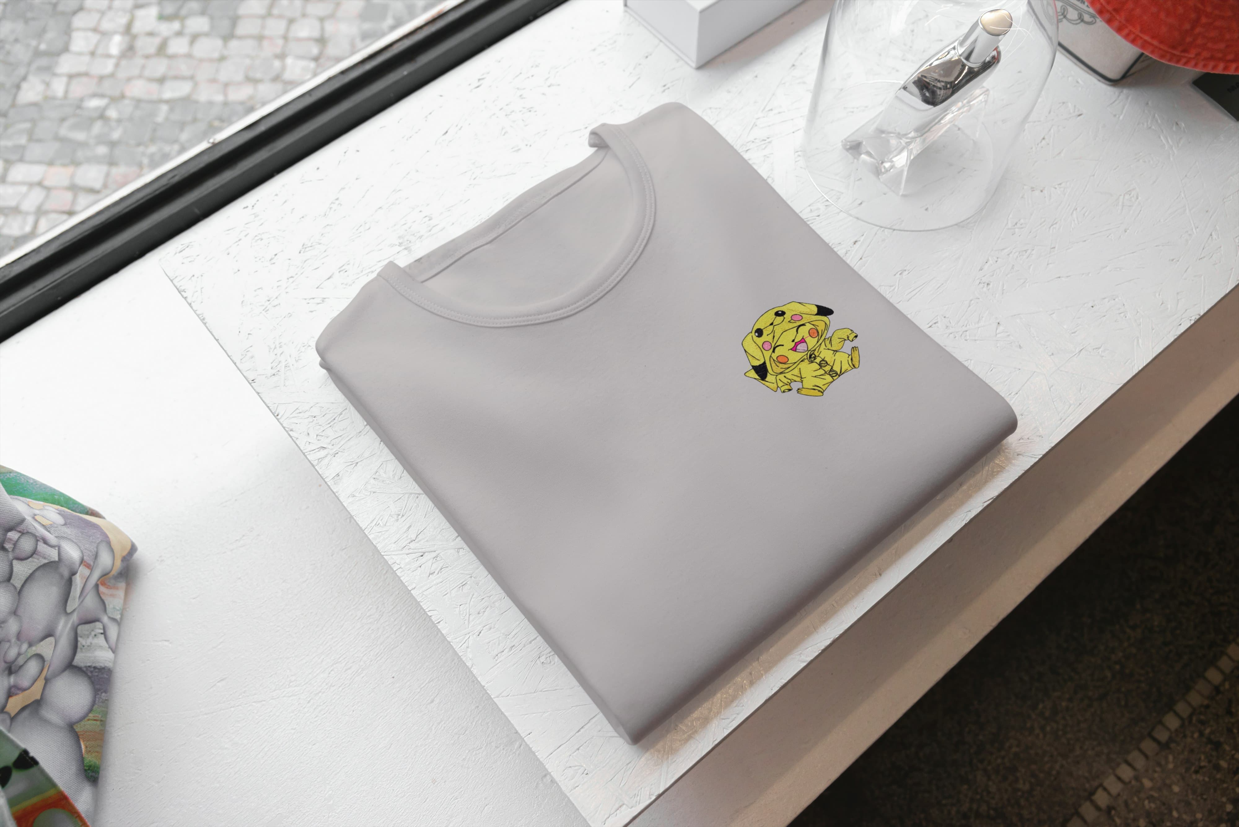 Ricamo Personalizzato - T-Shirt Unisex Ricamata 100% Cotone – Confortevole – Design Piccolo Pikachu-Biiply