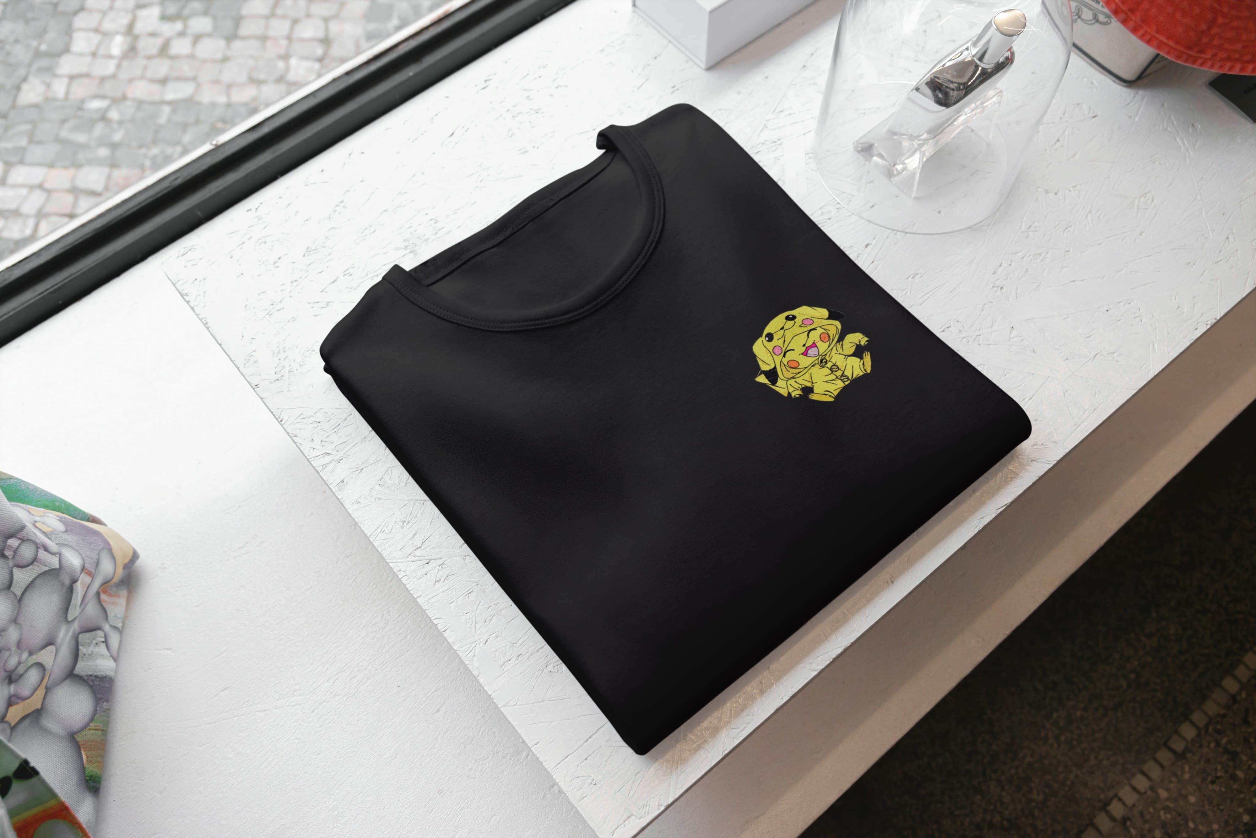 Ricamo Personalizzato - T-Shirt Unisex Ricamata 100% Cotone – Confortevole – Design Piccolo Pikachu-Biiply