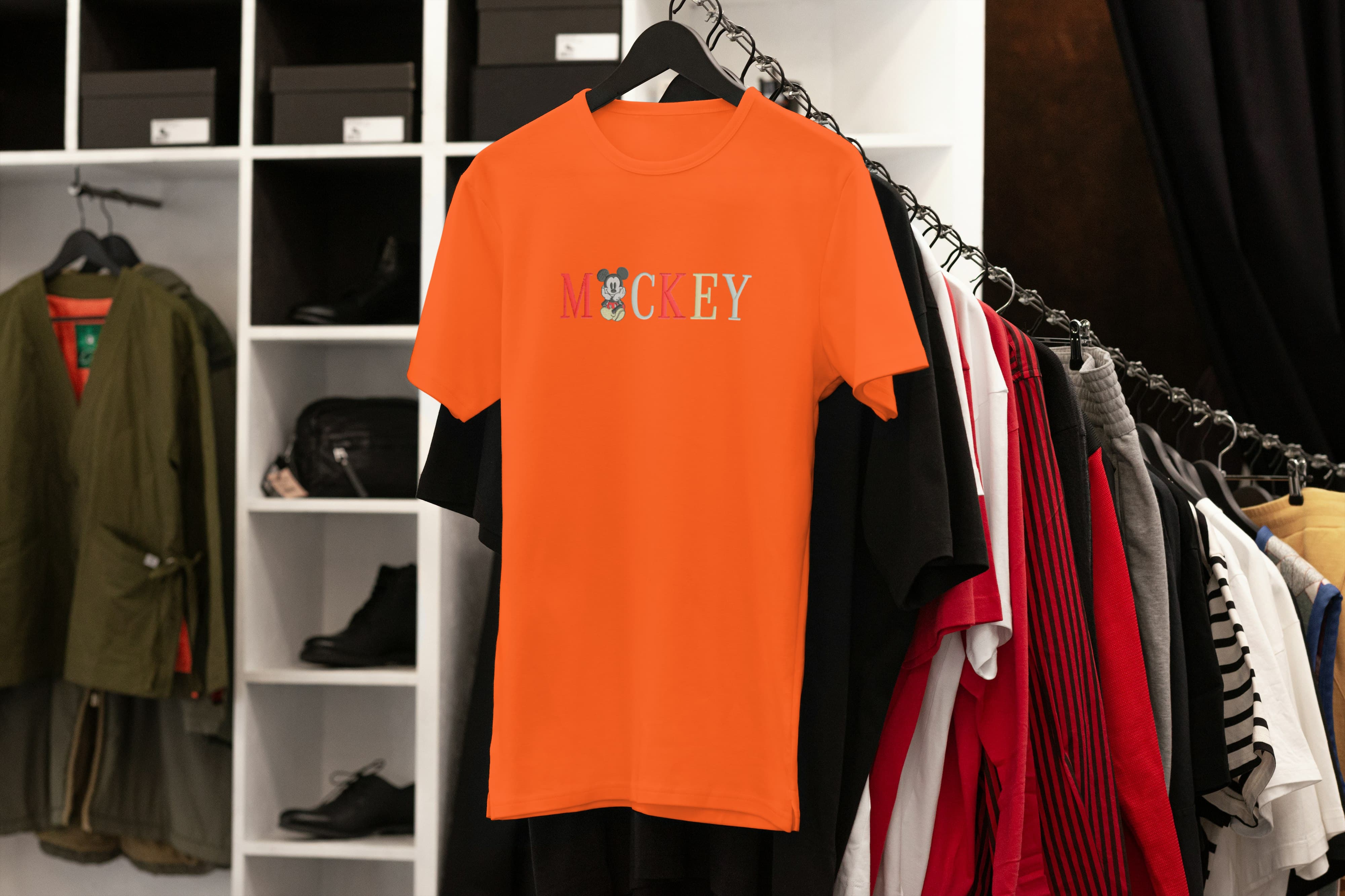 Ricamo Personalizzato - T-Shirt Unisex Ricamata 100% Cotone – Confortevole – Design Scritta Mickey-Biiply