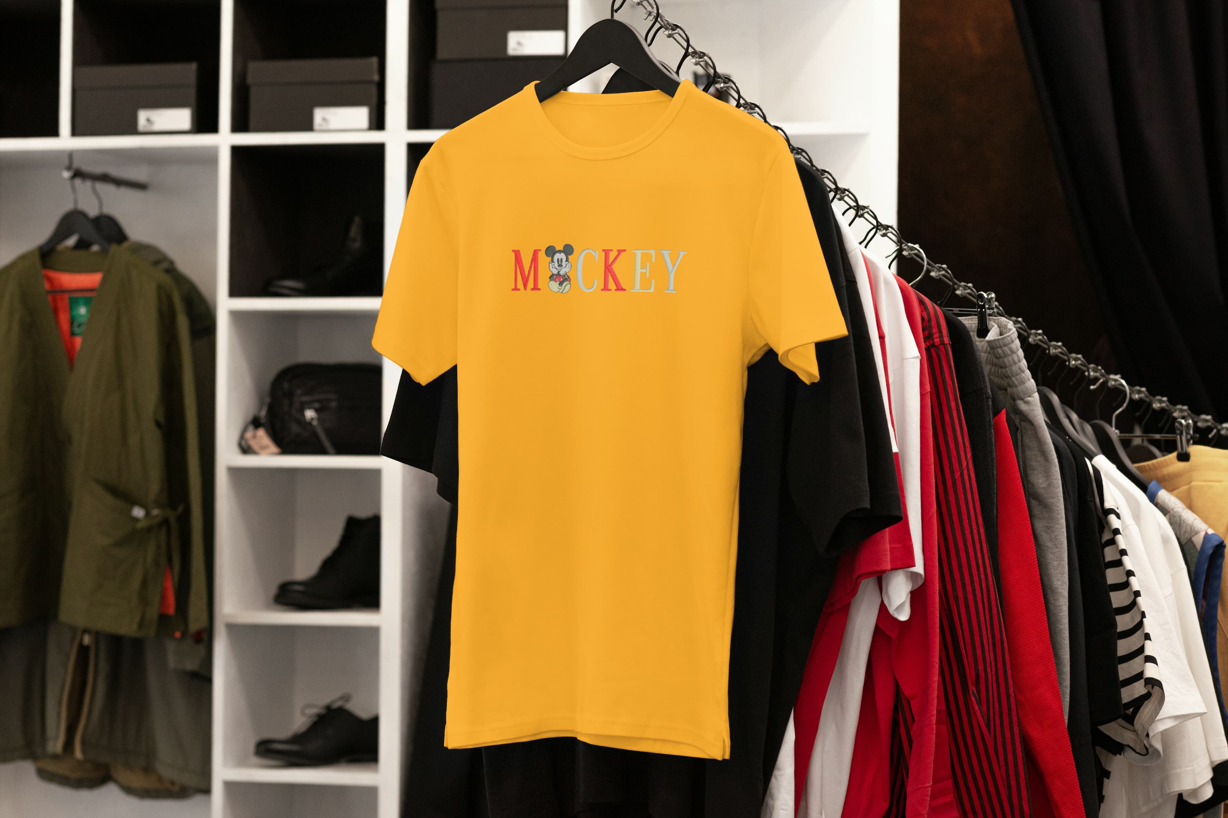 Ricamo Personalizzato - T-Shirt Unisex Ricamata 100% Cotone – Confortevole – Design Scritta Mickey-Biiply