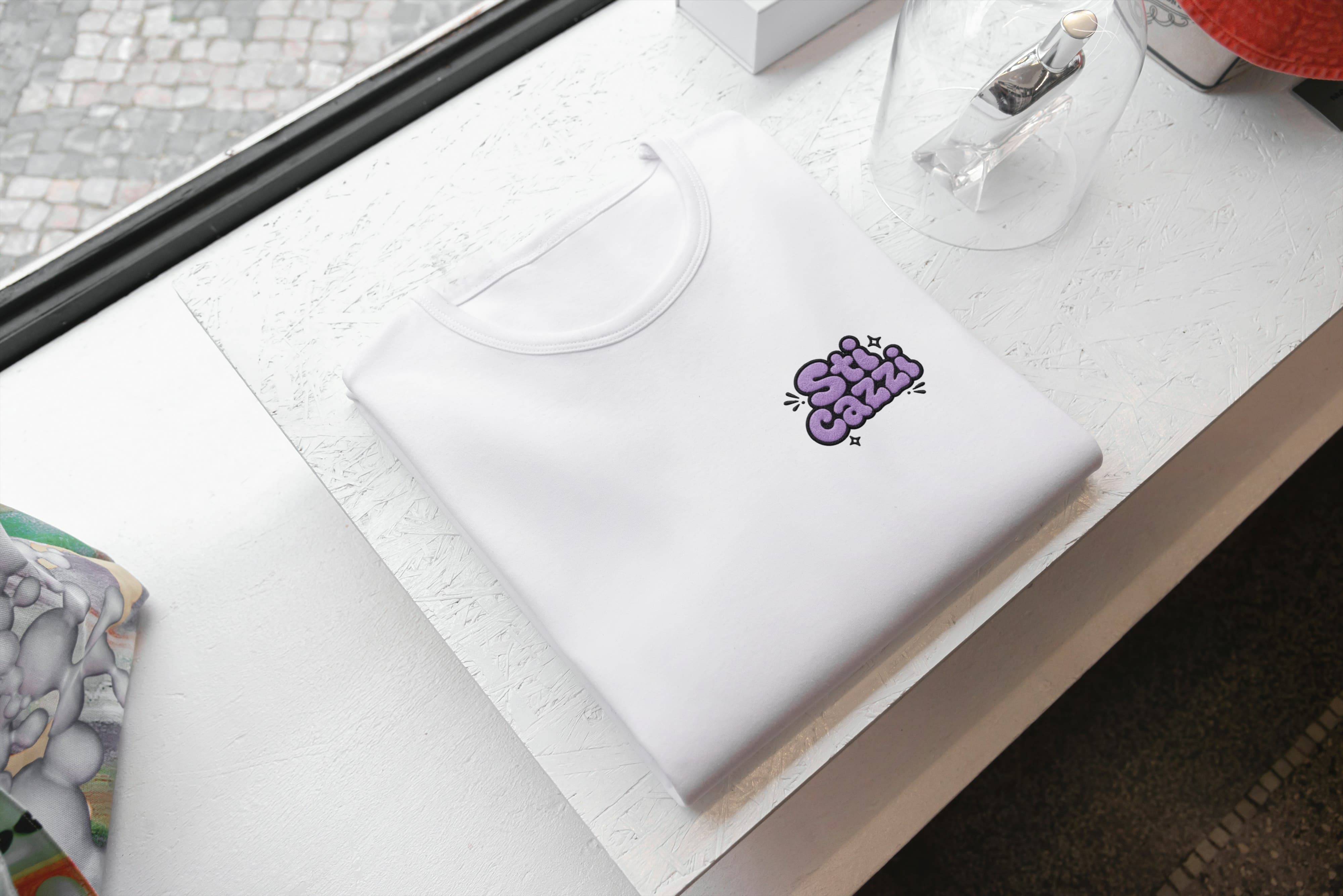 Ricamo Personalizzato - T-Shirt Unisex Ricamata 100% Cotone – Confortevole – Design Sti Cazzi-Biiply